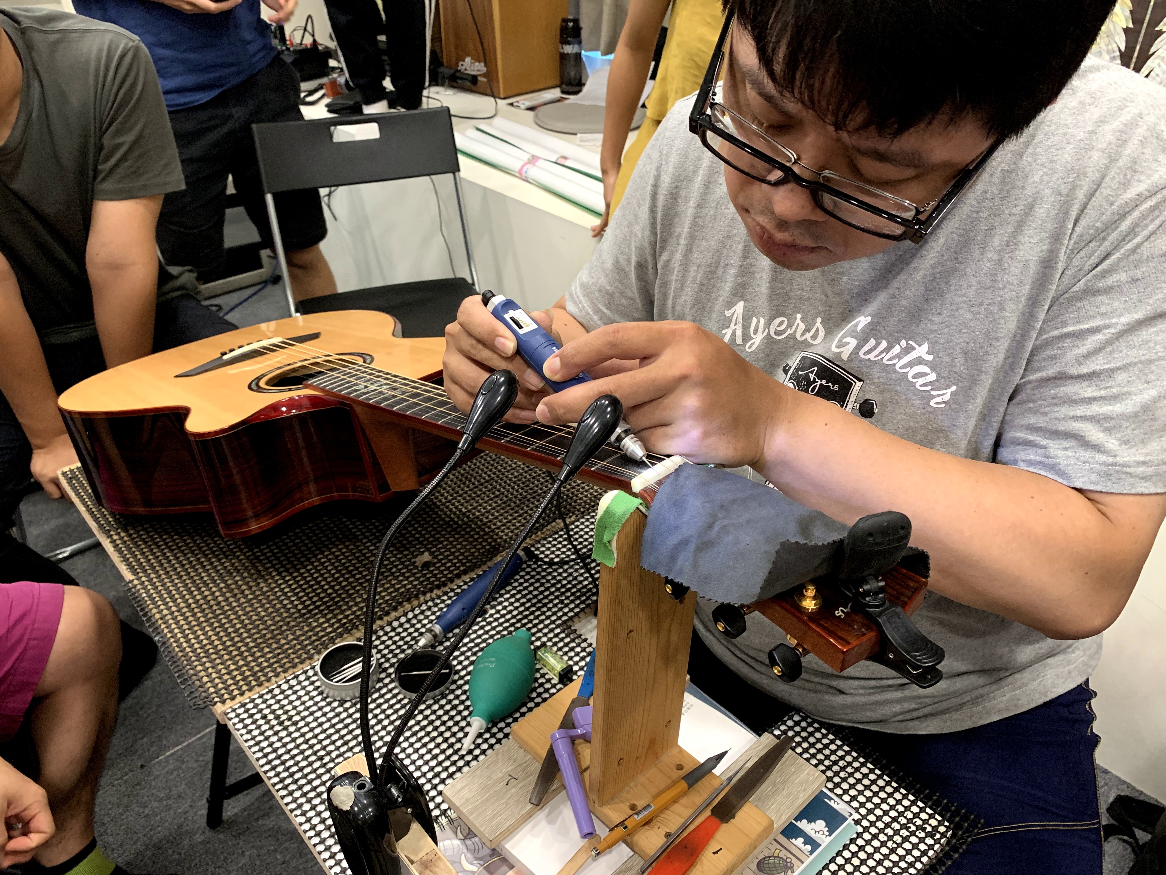 Ayers客製琴與AweSome奧昇T-line技術講座-奧昇老闆示範T-line矯正