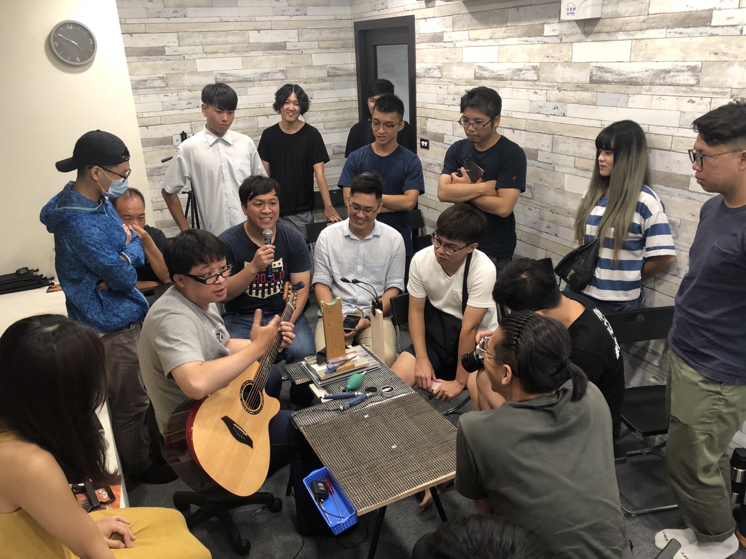 Ayers客製琴與AweSome奧昇T-line技術講座-奧昇老闆示範T-line矯正