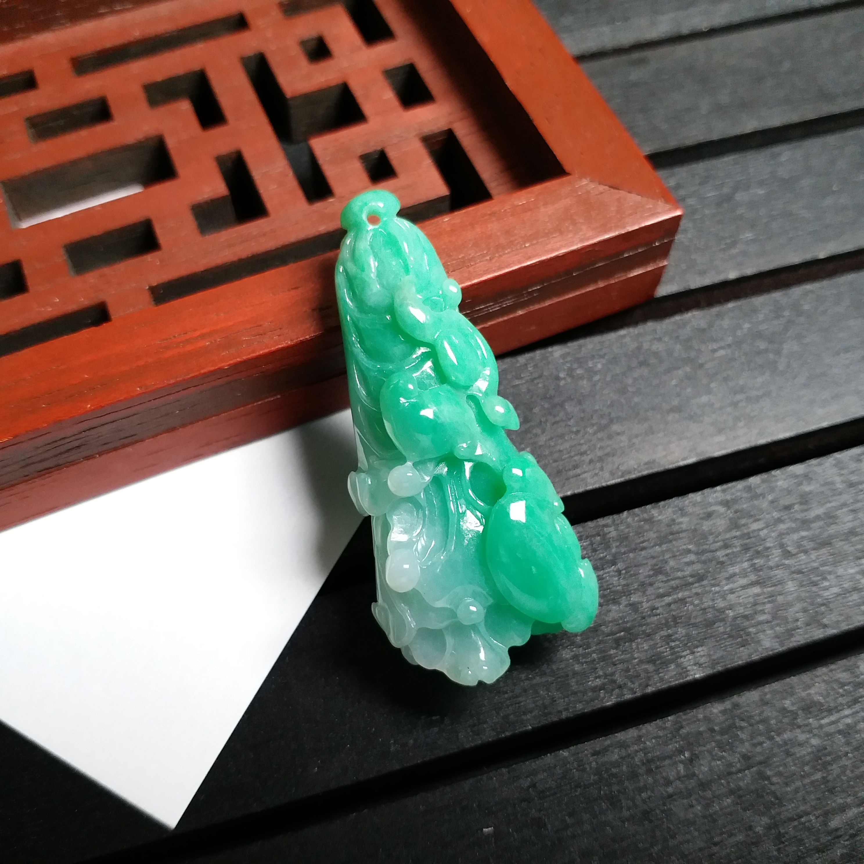 J1551 冰糯陽綠百財吊墜