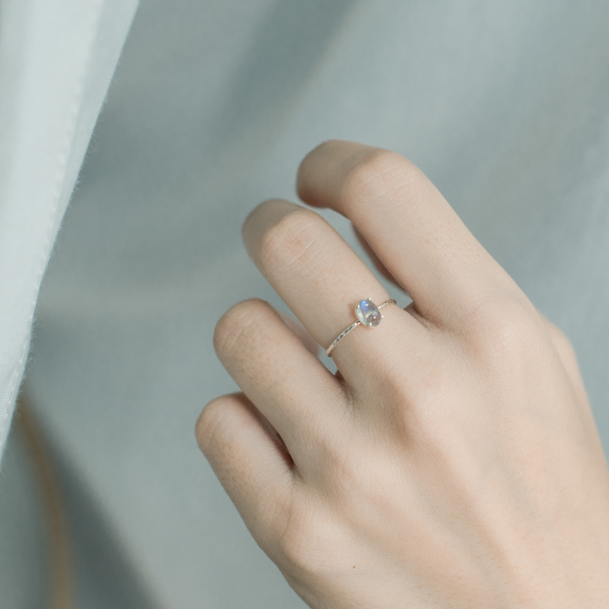 光面小橢圓頂級拉長石細戒-銀