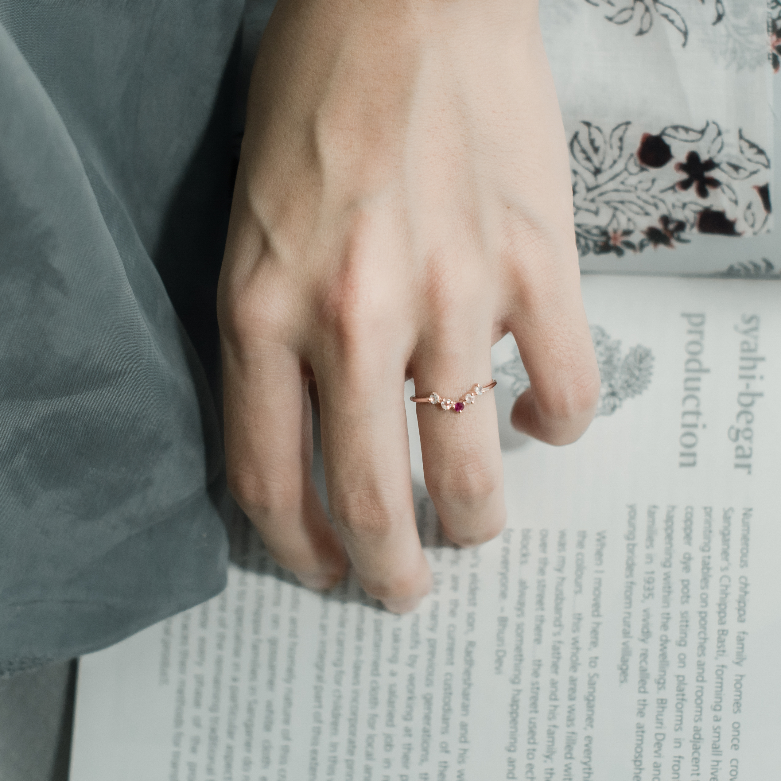 V形漸層紅寶石戒指-玫瑰金