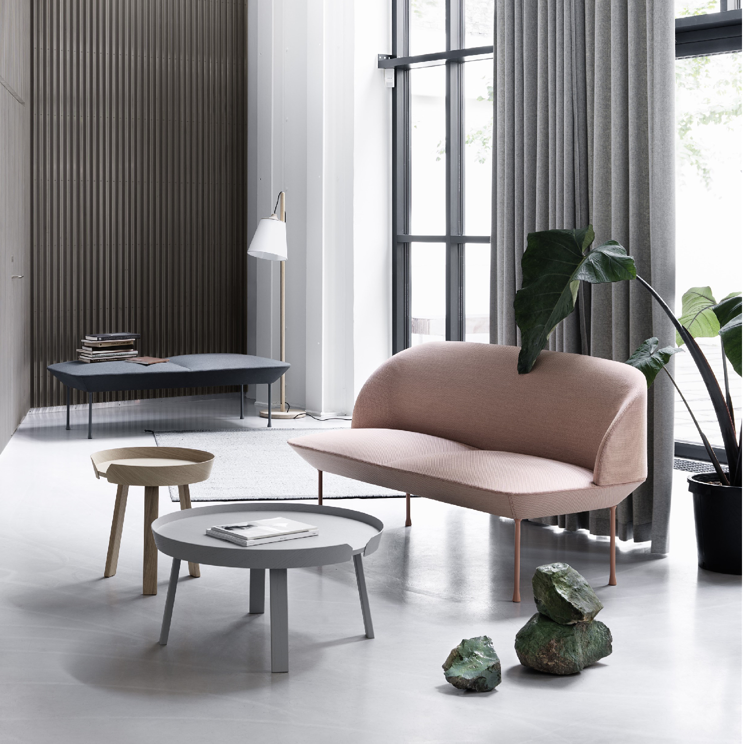 包圍 / 邊几 by Muuto