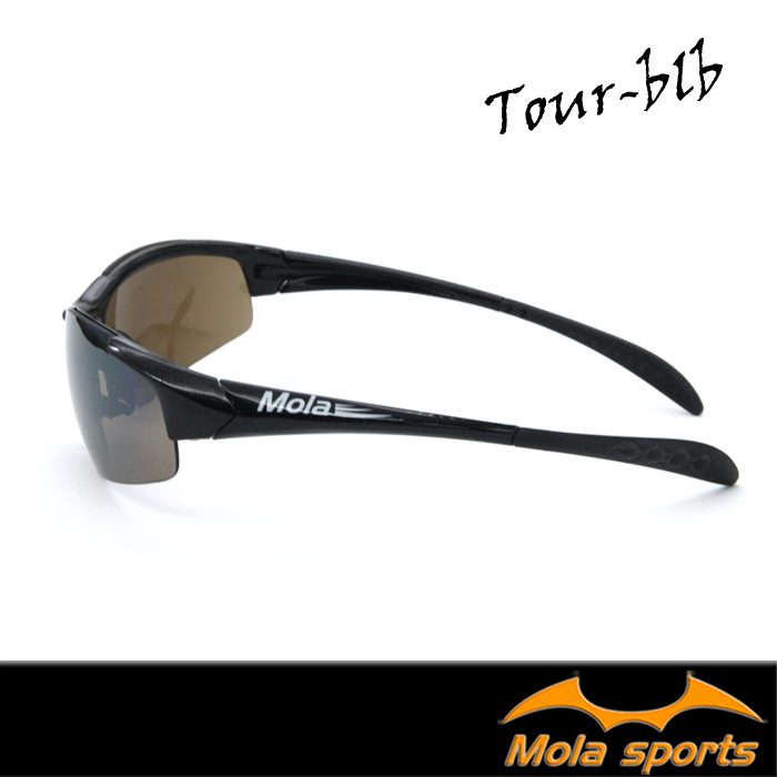 兒童太陽眼鏡Tour-blb左側圖,MOLA摩拉太陽眼鏡, 為8-12歲兒童所設計, 上有MOLA 品牌標示, 止滑鼻及腳墊, 在戶外運動時, 眼鏡不鬆脫.亮黑色鏡框,深茶色摩拉耐撞擊安全鏡片外鍍反射鍍膜,適合兒童戶外運動,保護眼睛