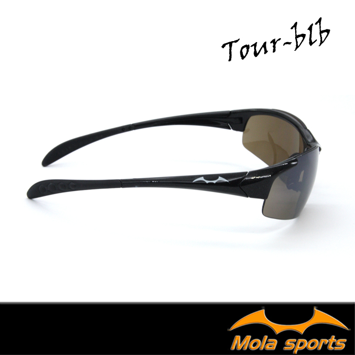 兒童太陽眼鏡Tour-blb右側圖,MOLA摩拉太陽眼鏡, 為8-12歲兒童所設計, 上有MOLA 品牌標示, 止滑鼻及腳墊, 戶外運動, 眼鏡不鬆脫.亮黑色鏡框,深茶色摩拉耐撞擊安全鏡片外鍍反射鍍膜,適合兒童戶外運動,保護眼睛