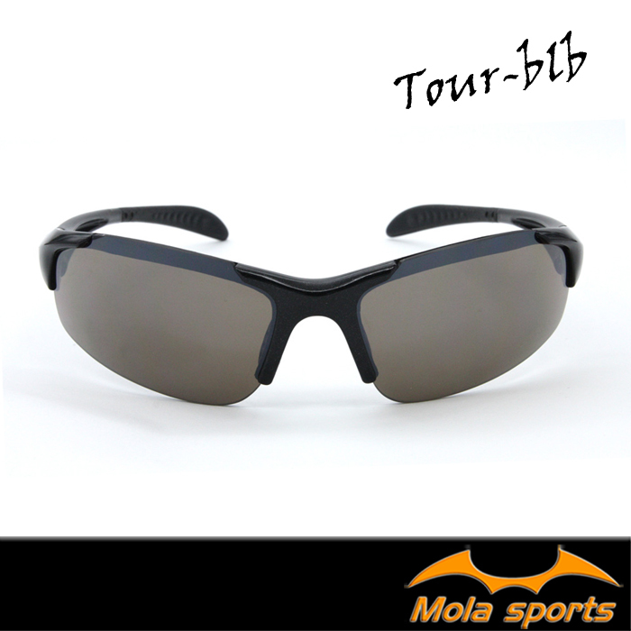 兒童運動太陽眼鏡Tour-blb正面,MOLA摩拉運動太陽眼鏡, 為8-12歲兒童所設計,亮黑色鏡框,深茶色摩拉耐撞擊安全鏡片外鍍反射鍍膜,100%抗UV,防紫外線,適合兒童戶外運動,保護眼睛