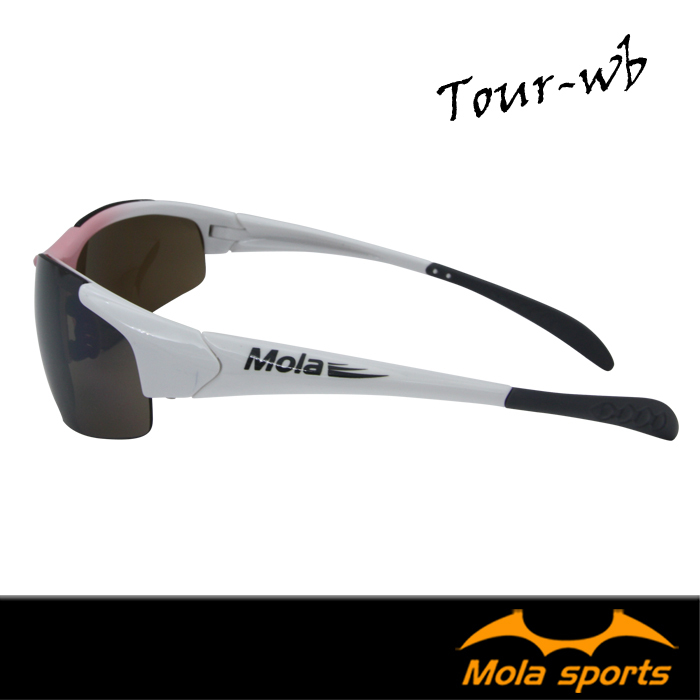 兒童運動太陽眼鏡Tour-wb側面照 , 上有MOLA摩拉標示, 眼鏡鏡框上鼻腳墊, 有止滑功能, 讓兒童在戶外運動時, 不鬆脫, 推薦給8-12歲女兒童的太陽眼鏡,小臉女生可戴, 墨鏡造型時尚