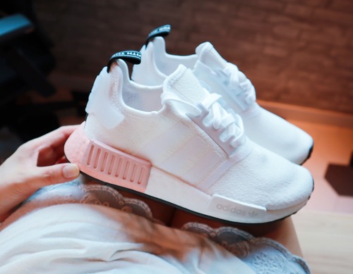 nmd r1 core black vapour pink