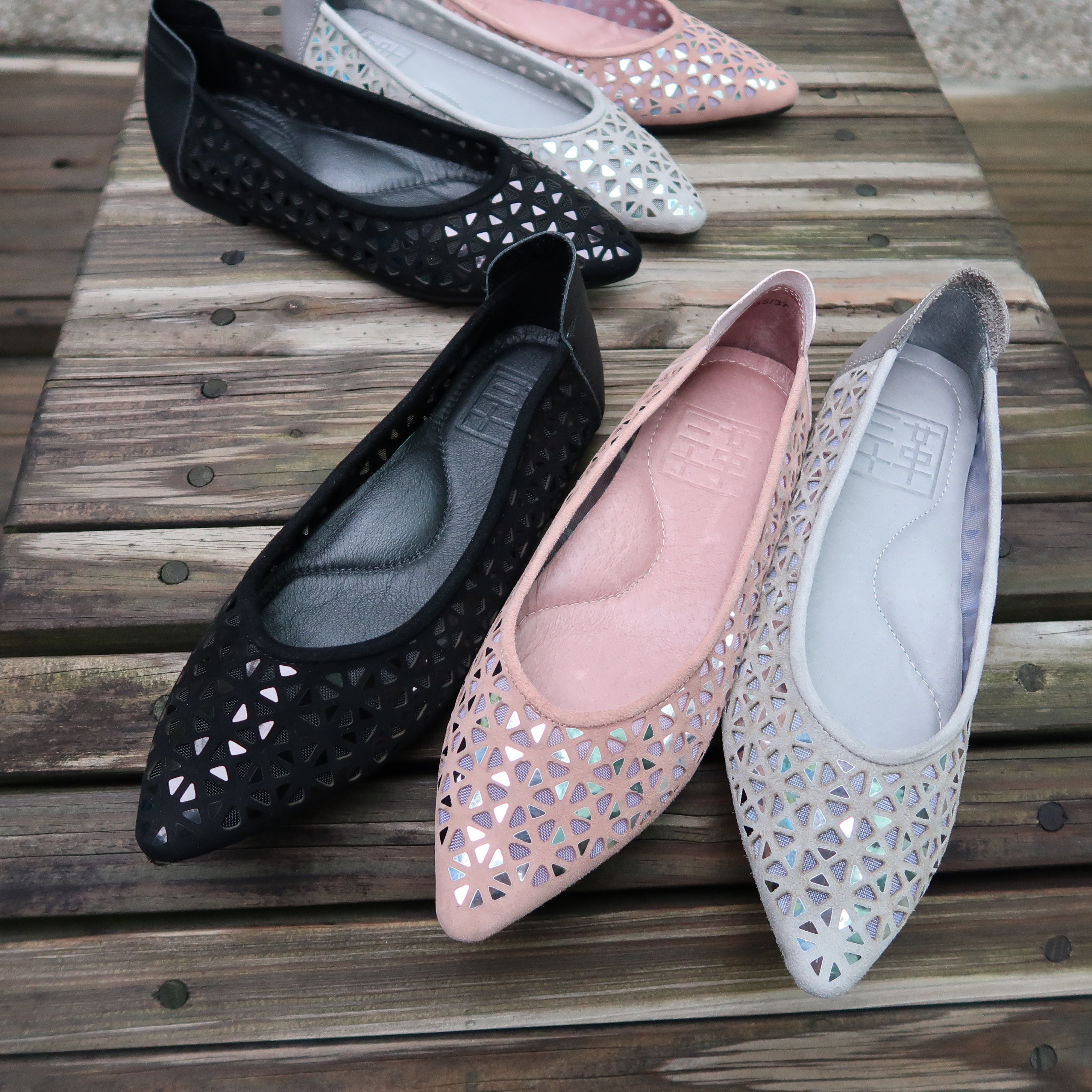 【謎樣物語】牛皮簍空尖頭碎鑽三角亮片柔膚網紗平底鞋