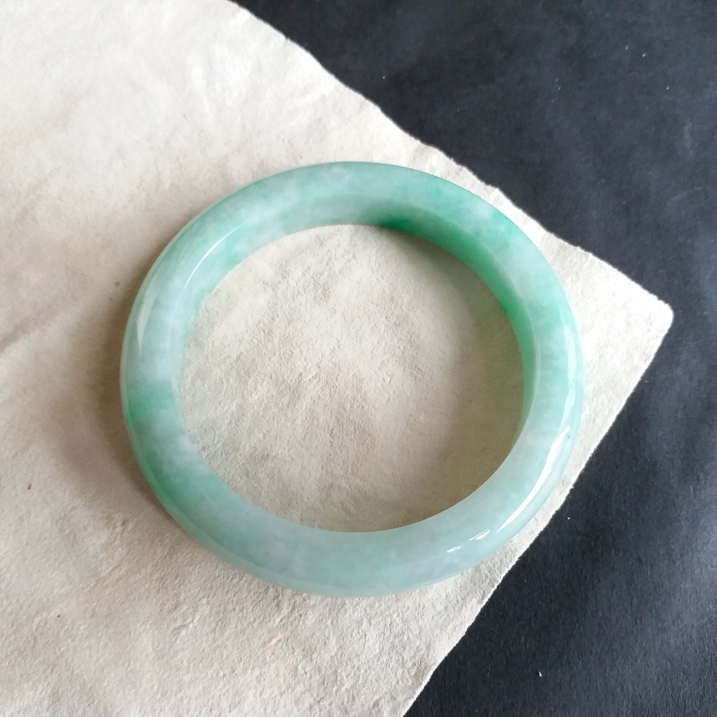 J1511 冰糯飄綠花玉鐲53.2mm (1.42)