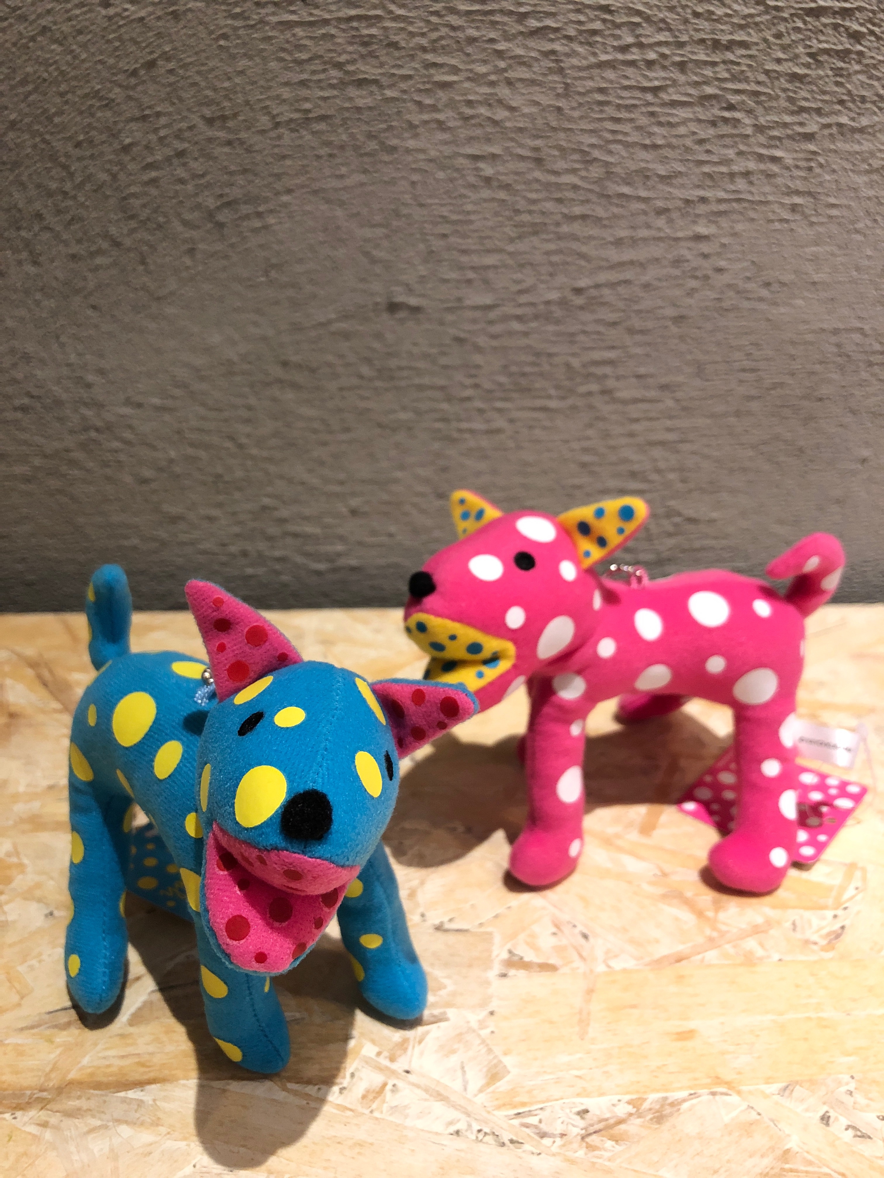 草間彌生 圓點狗狗玩偶吊飾