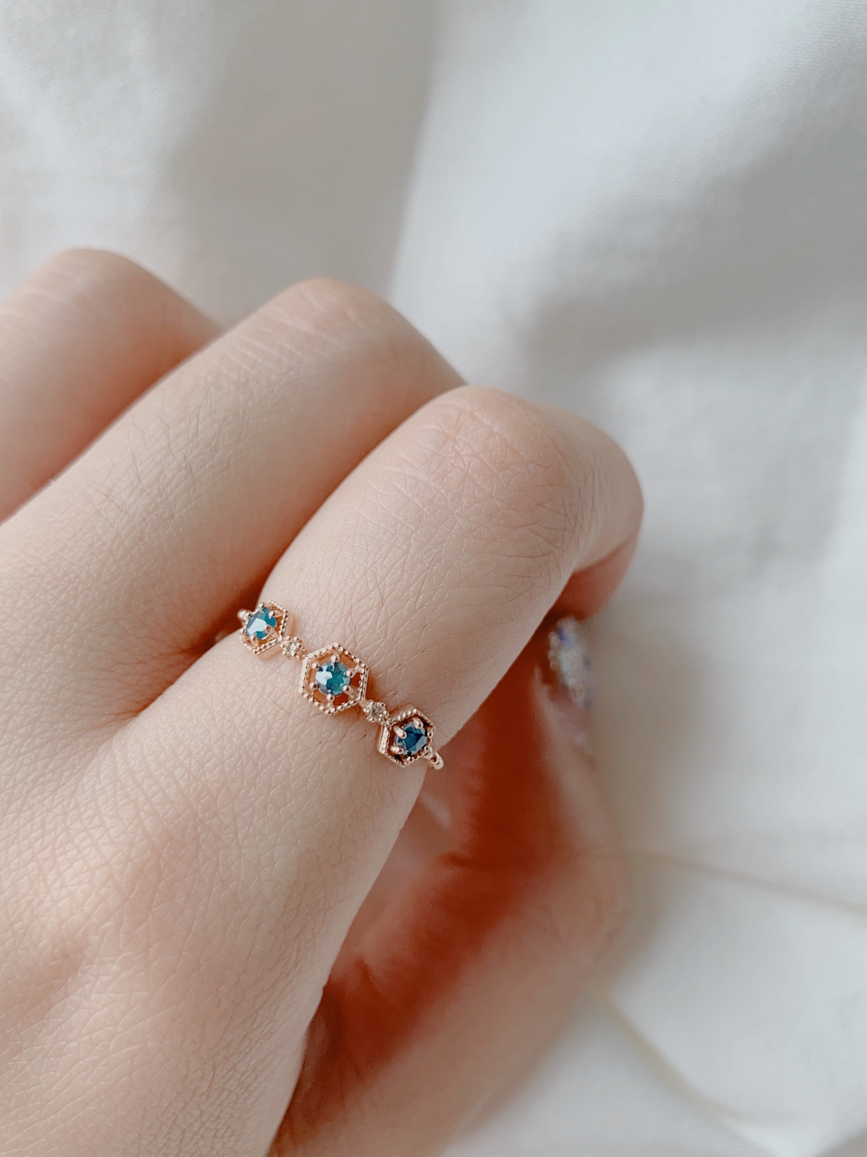 14k 三顆簍空六角藍鑽戒指