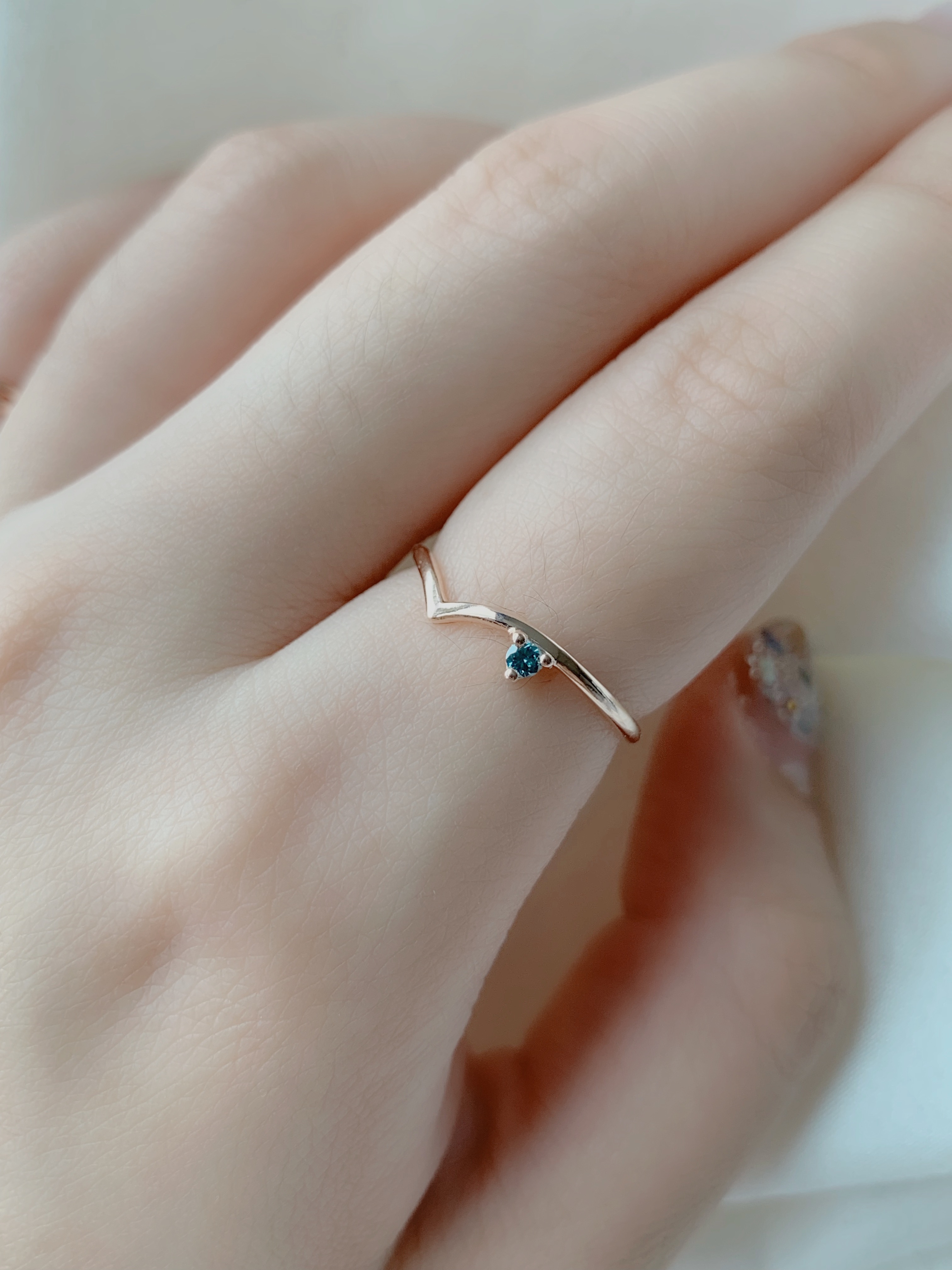 14k玫瑰金 海鷗側鑲藍鑽戒指