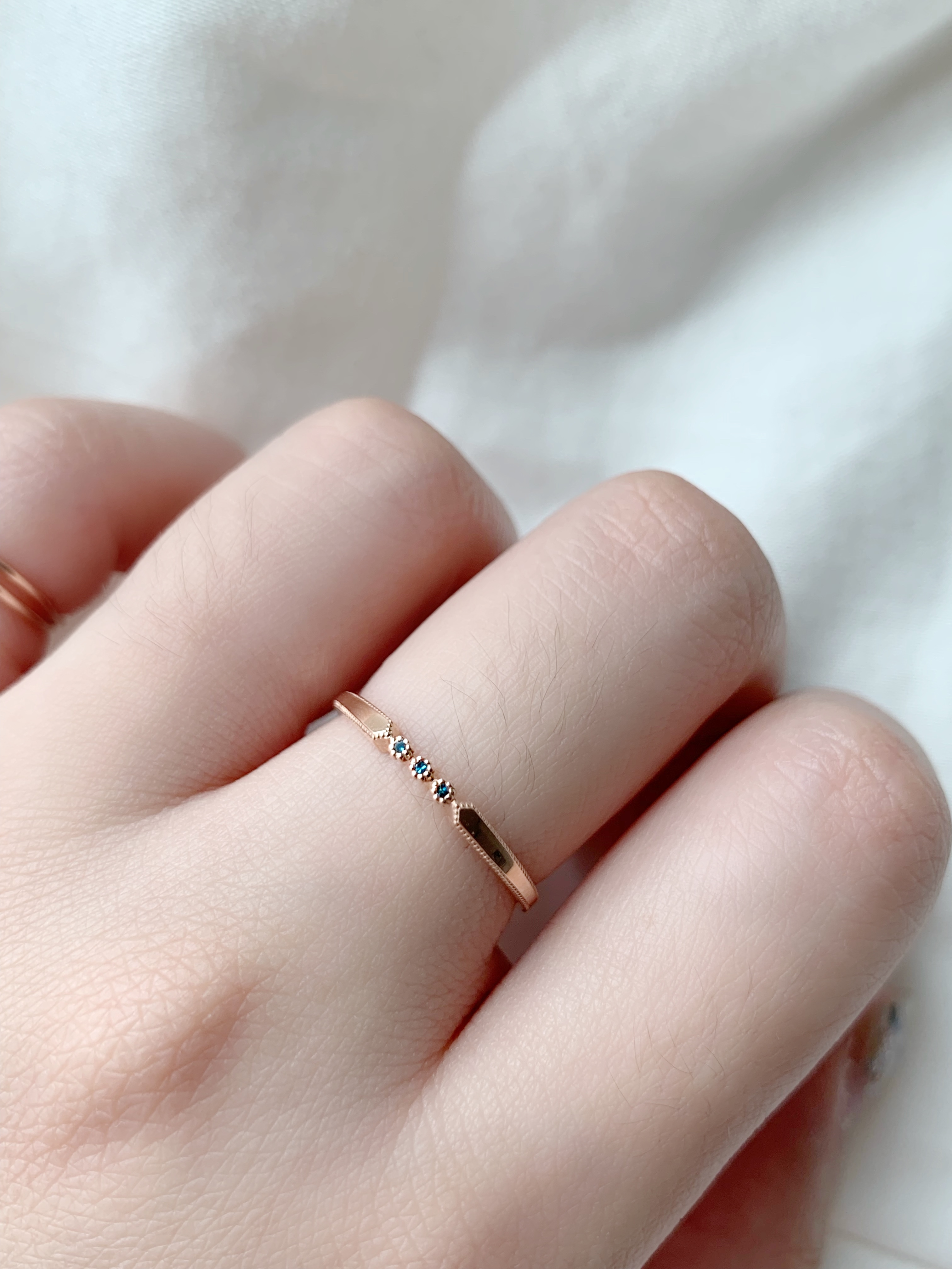 14k 細緻滾邊三胞胎藍鑽戒指