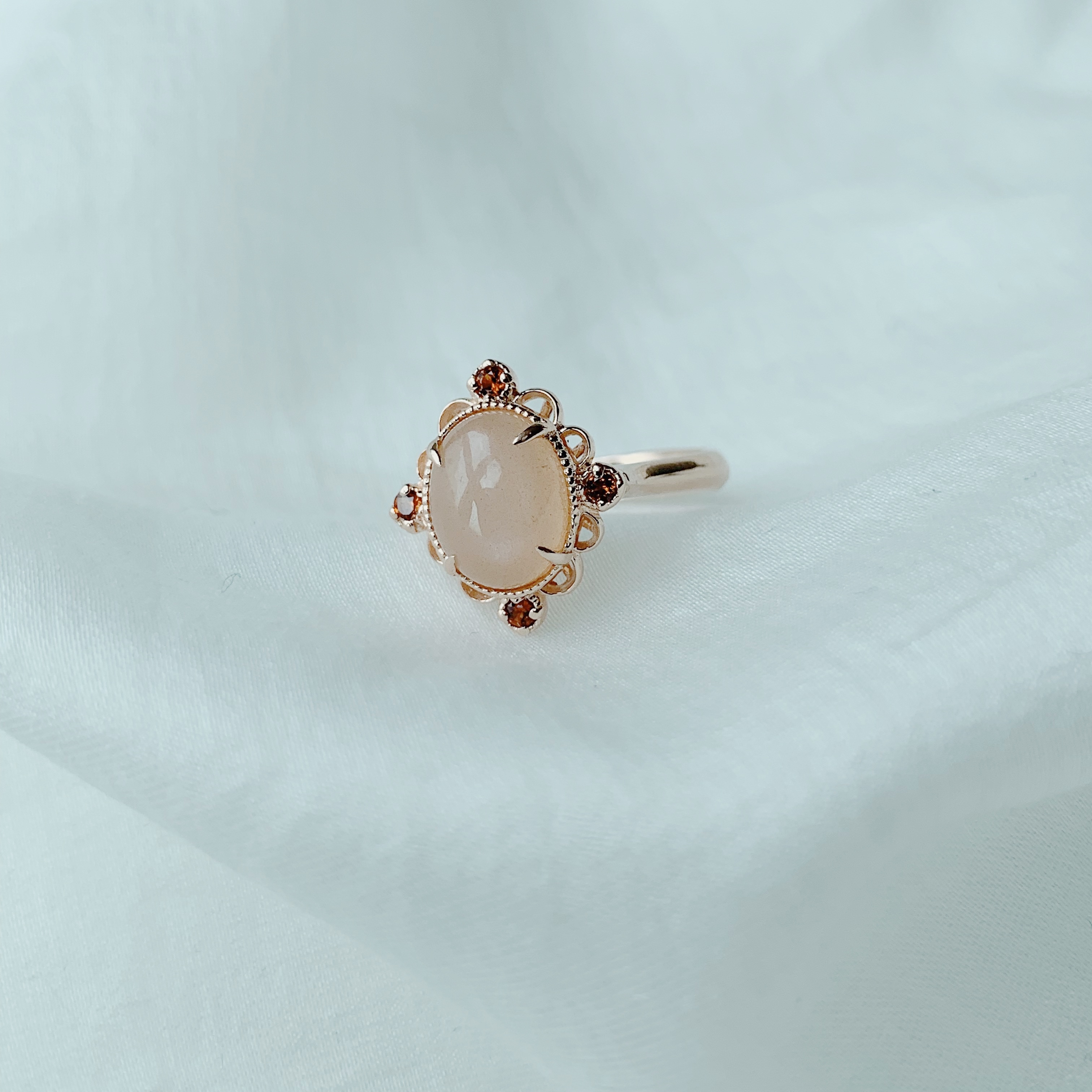 華麗雕花蛋面橢圓蜜桃月光石戒指-玫瑰金