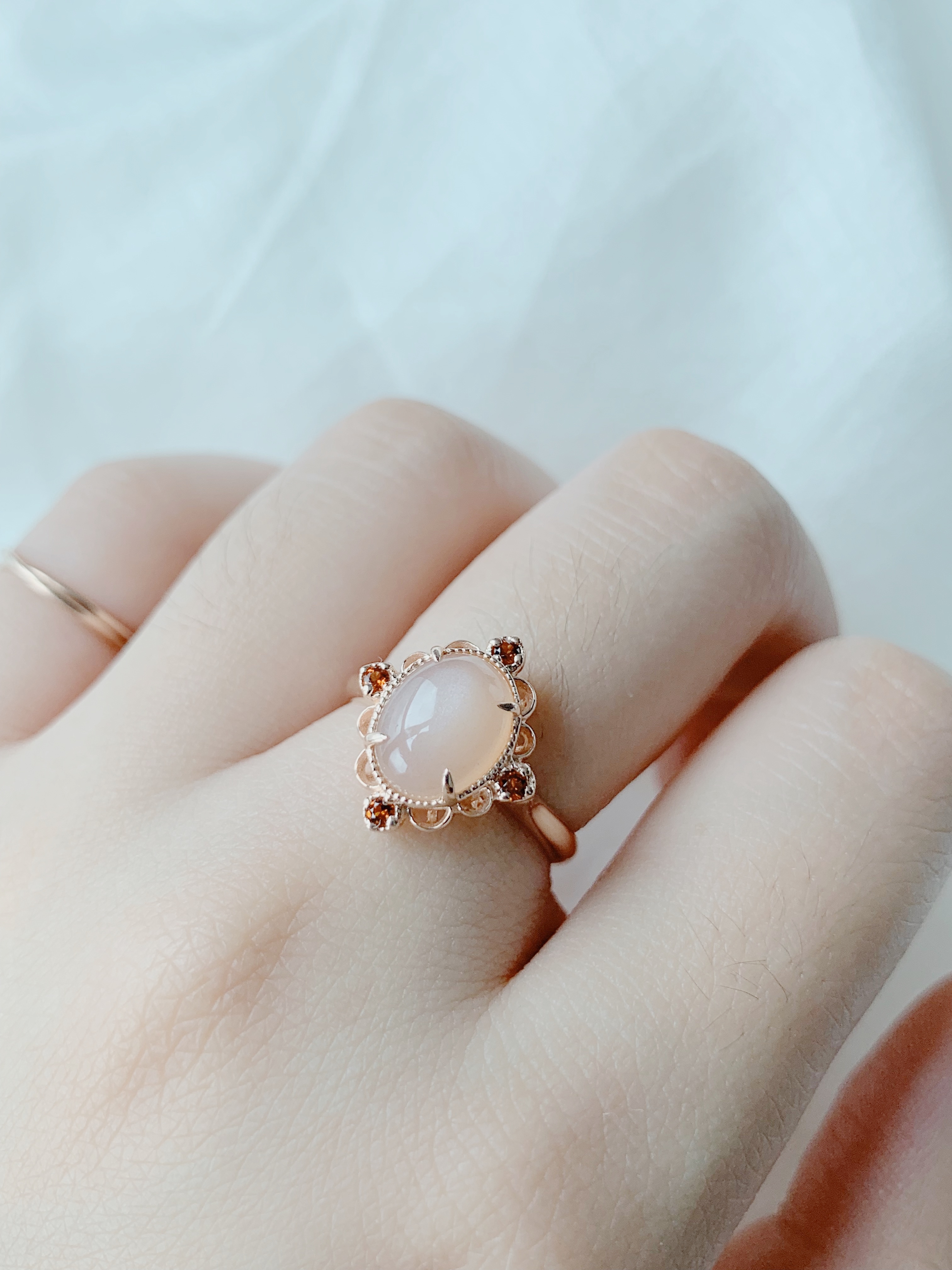 華麗雕花蛋面橢圓蜜桃月光石戒指-玫瑰金