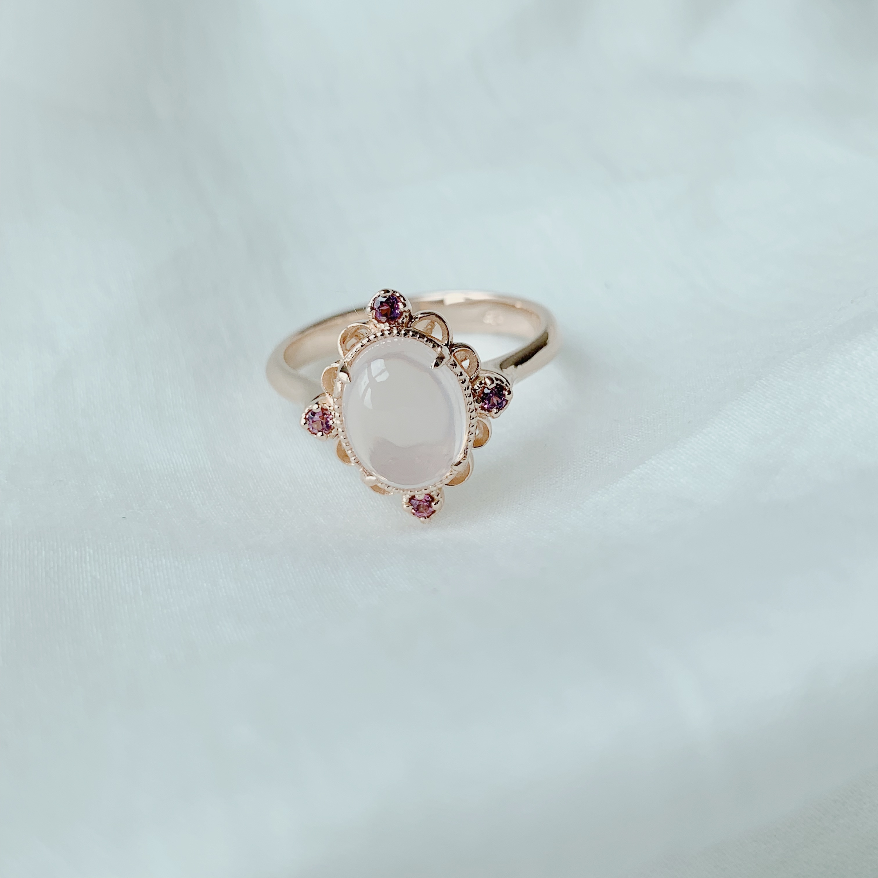 華麗雕花蛋面橢圓粉晶戒指-玫瑰金