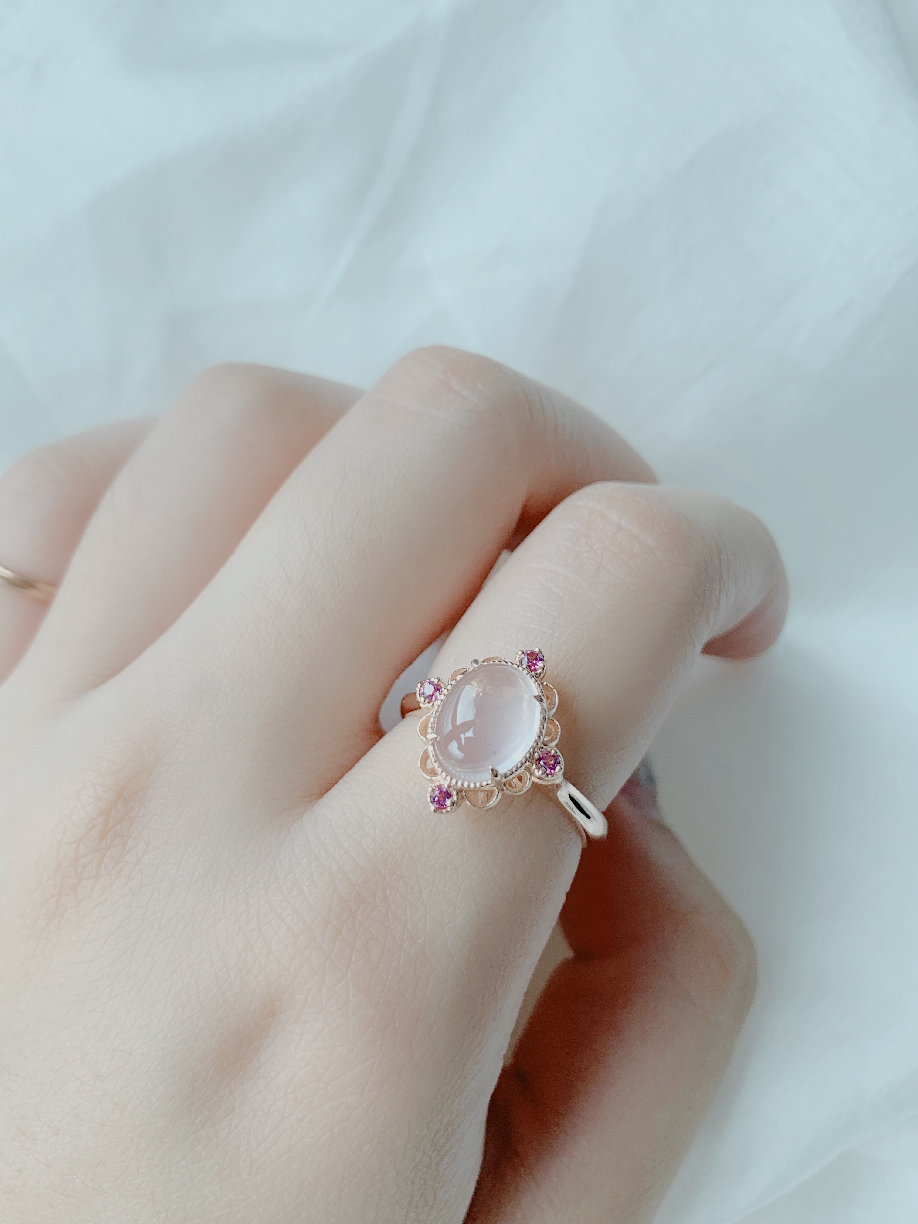 華麗雕花蛋面橢圓粉晶戒指-玫瑰金