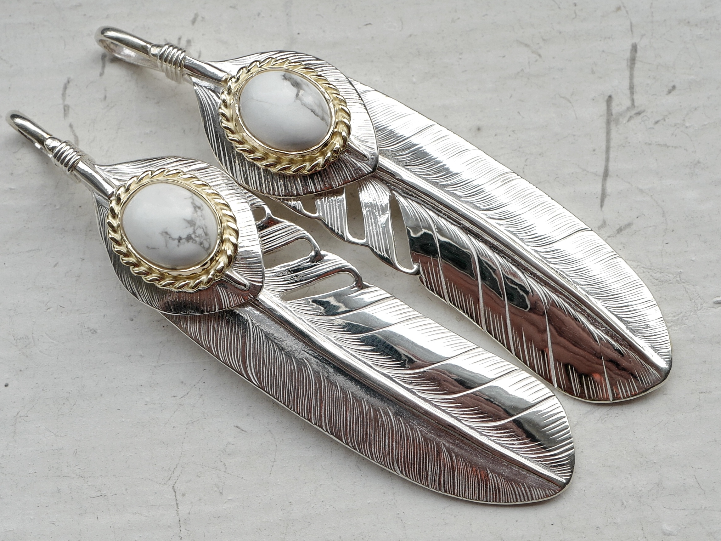 Wakan Silver Smith上銀金繩白紋石羽毛大碼