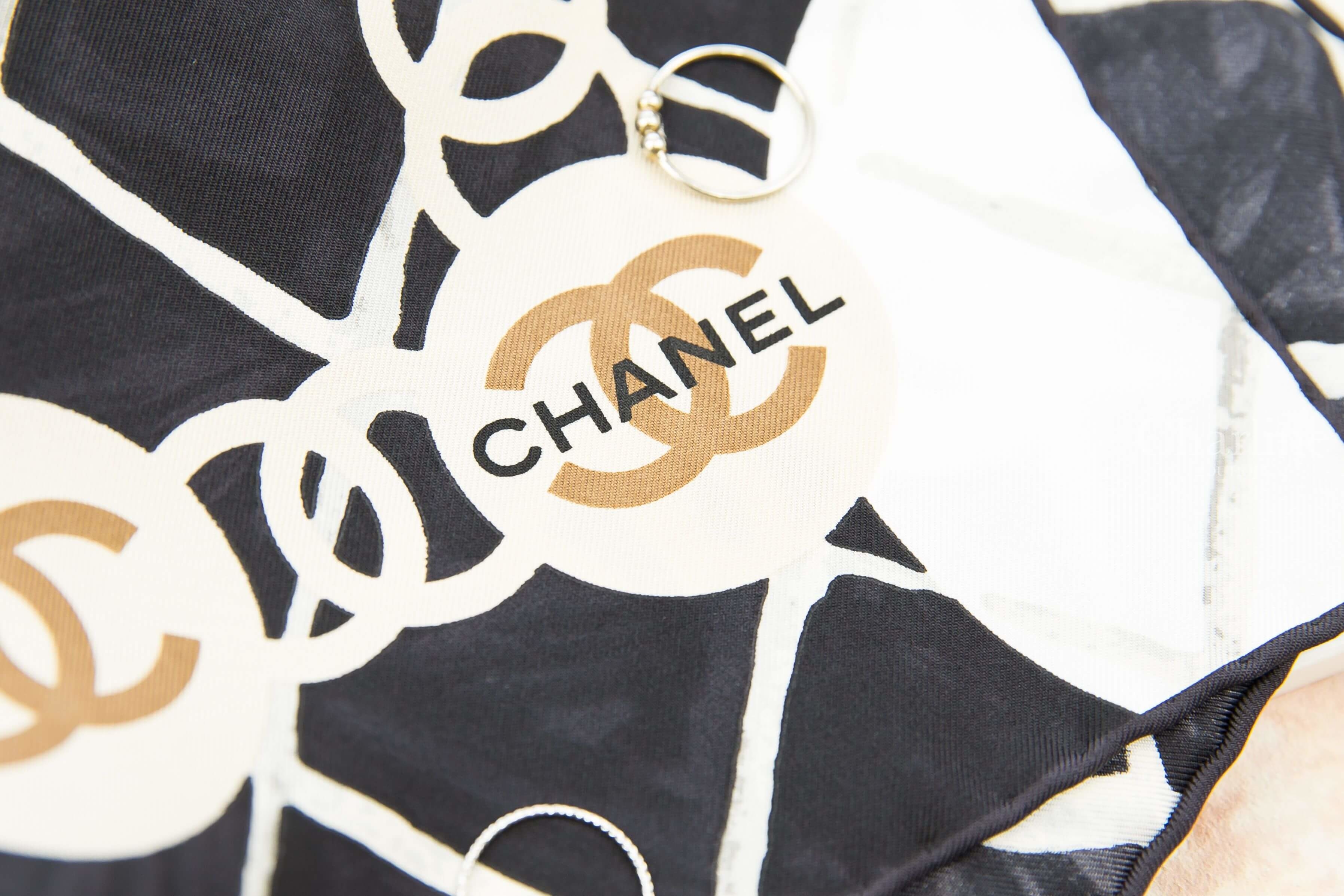 Chanel Square Scarf 黑底白色山茶花CC格紋真絲方巾