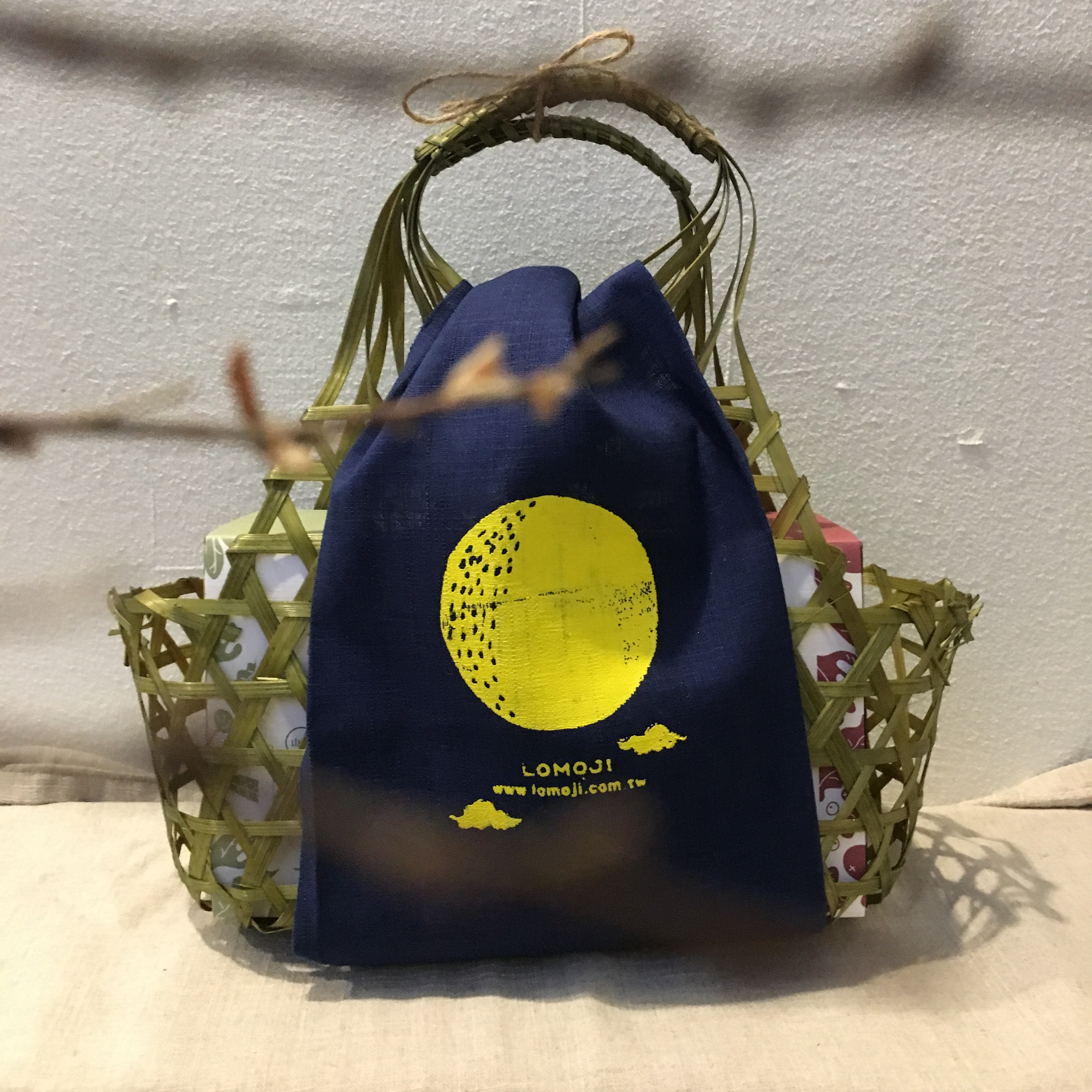 樂木集中秋禮盒，綠色竹籃包裹著藍色印有月亮的布