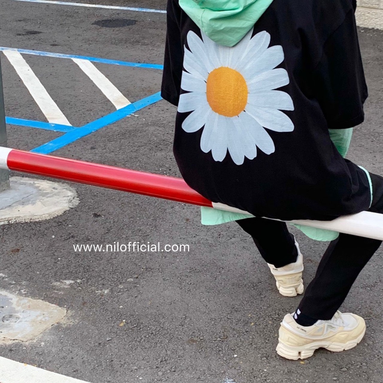 韓國 홍대 品牌 翻玩Peaceminusone背後雛菊短袖 PMO