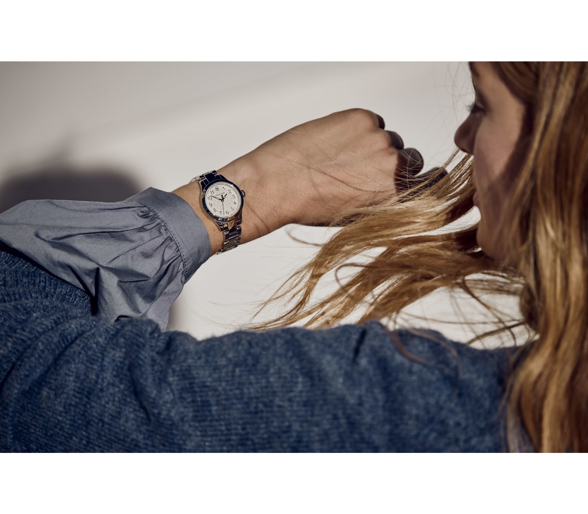 萬年鐘錶 - VICTORINOX SWISS ARMY 瑞士維氏 經典316L不鏽鋼女錶  241840  錶徑28mm