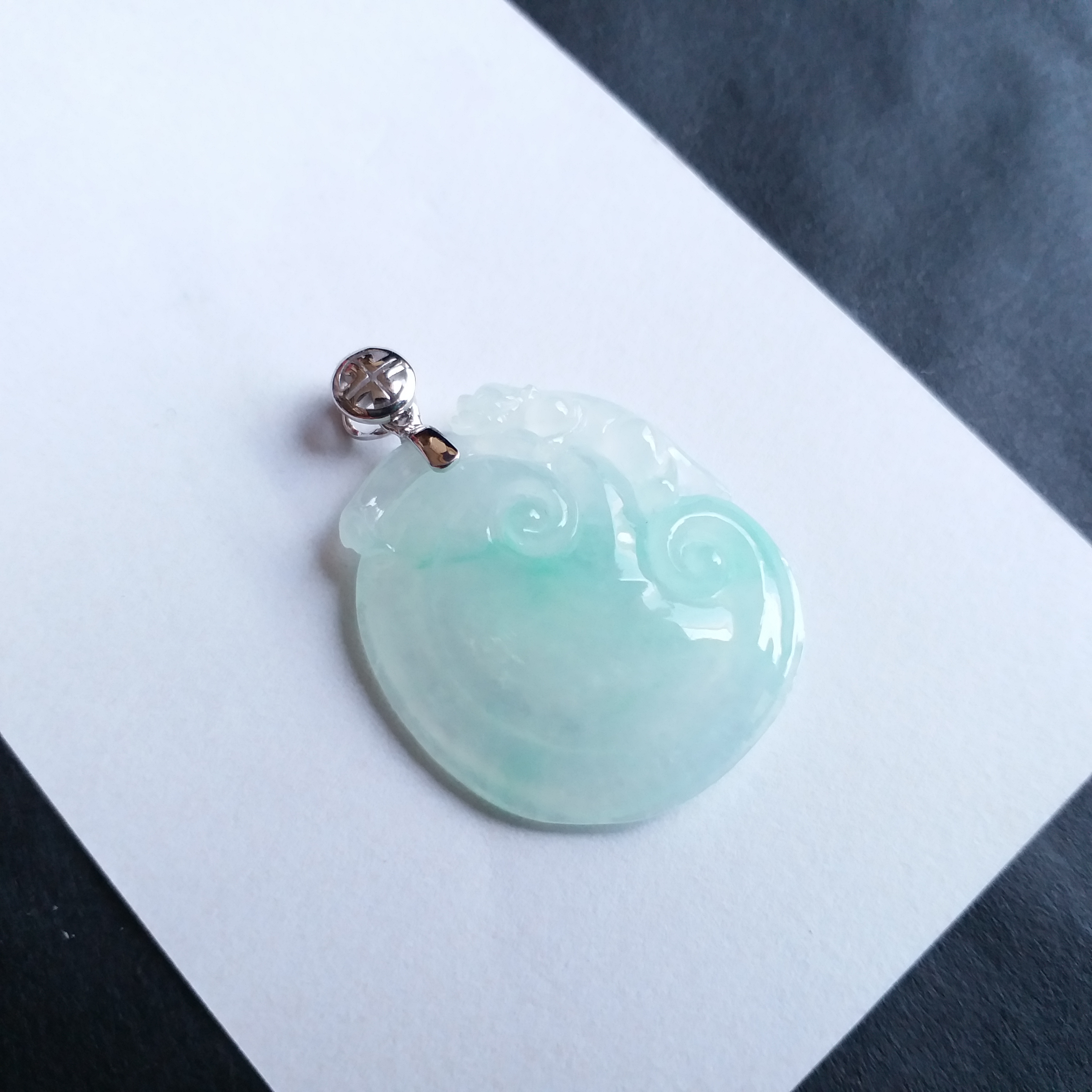 J1577 冰種飄綠如意+18K金扣吊墜