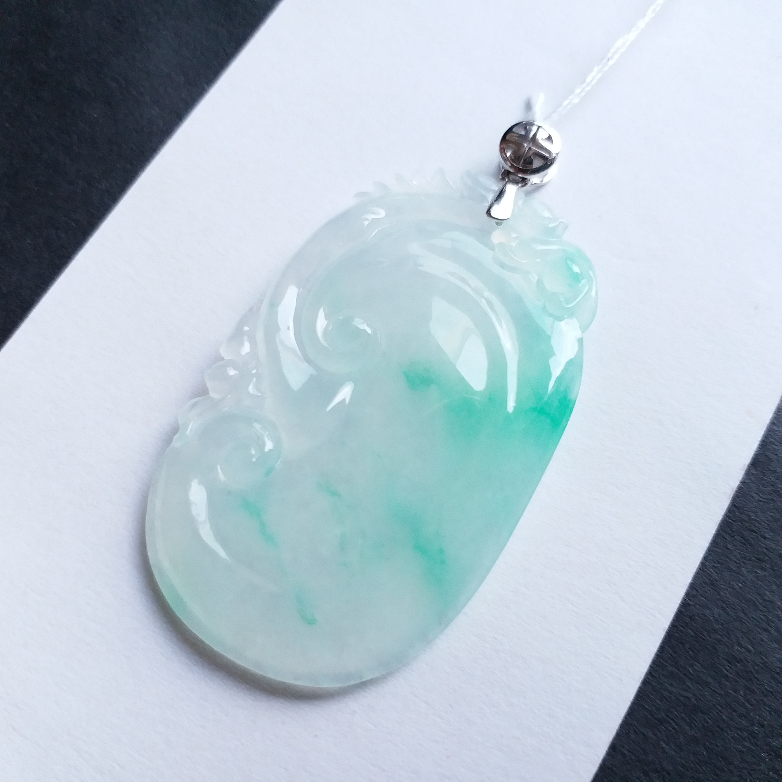 J1579 冰種飄陽綠如意+18K金扣吊墜