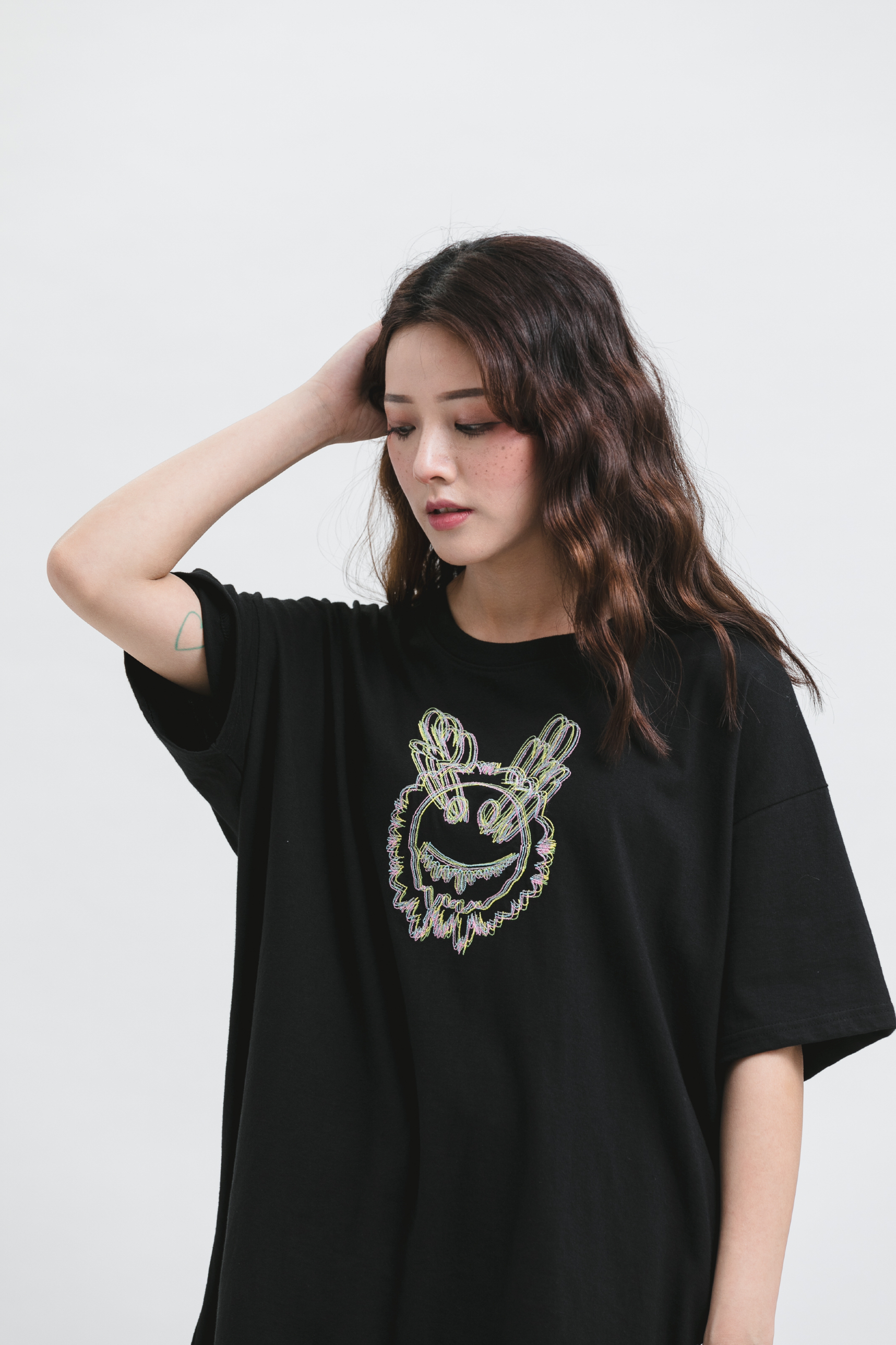 「現貨」MISTERCHILD -素黑高針數刺繡TEE SMILE NEEDLE WORK T