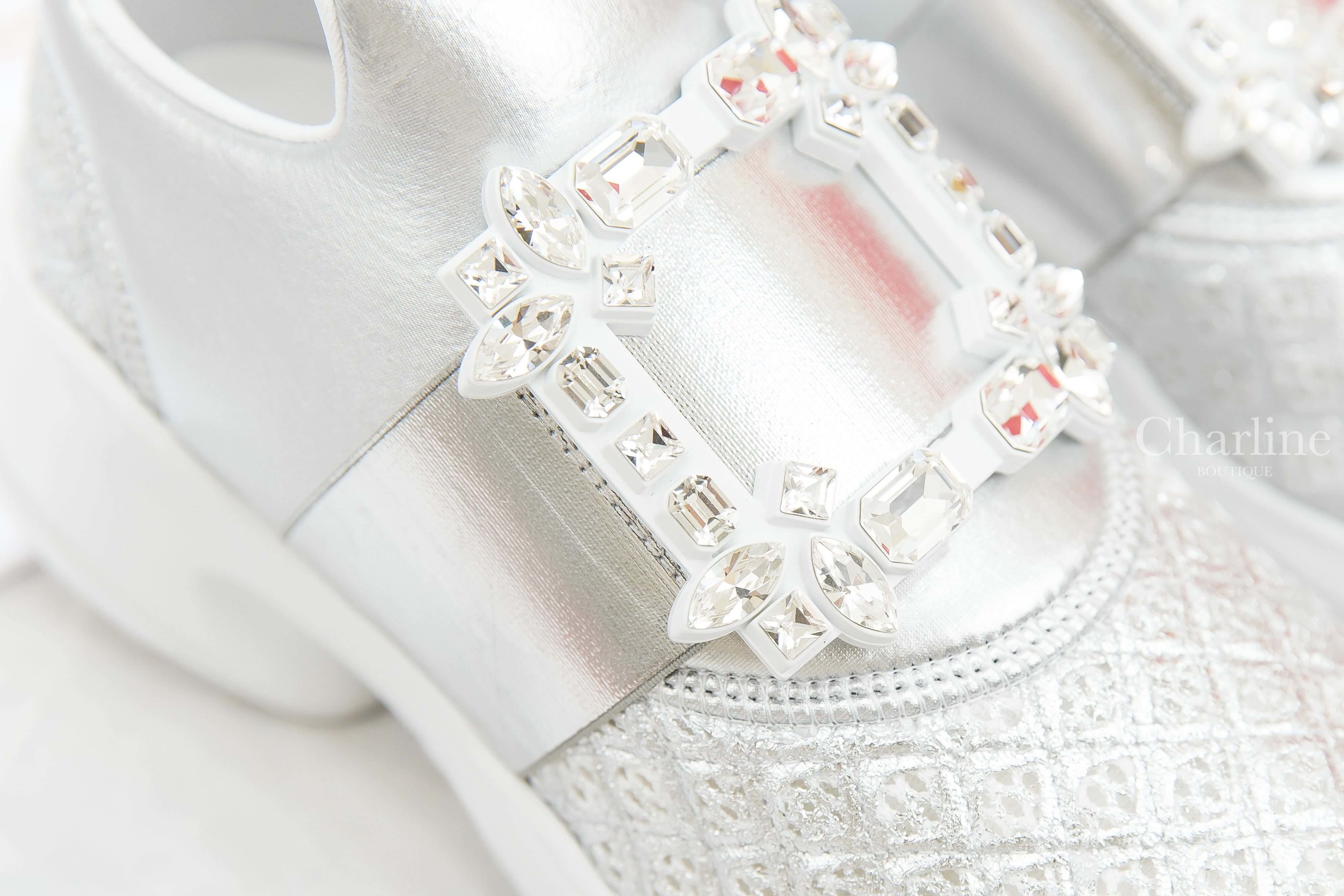 Roger Vivier Viv' Run Strass Buckle Sneakers In Technical Fabrics 銀色水晶方釦太空棉運動鞋