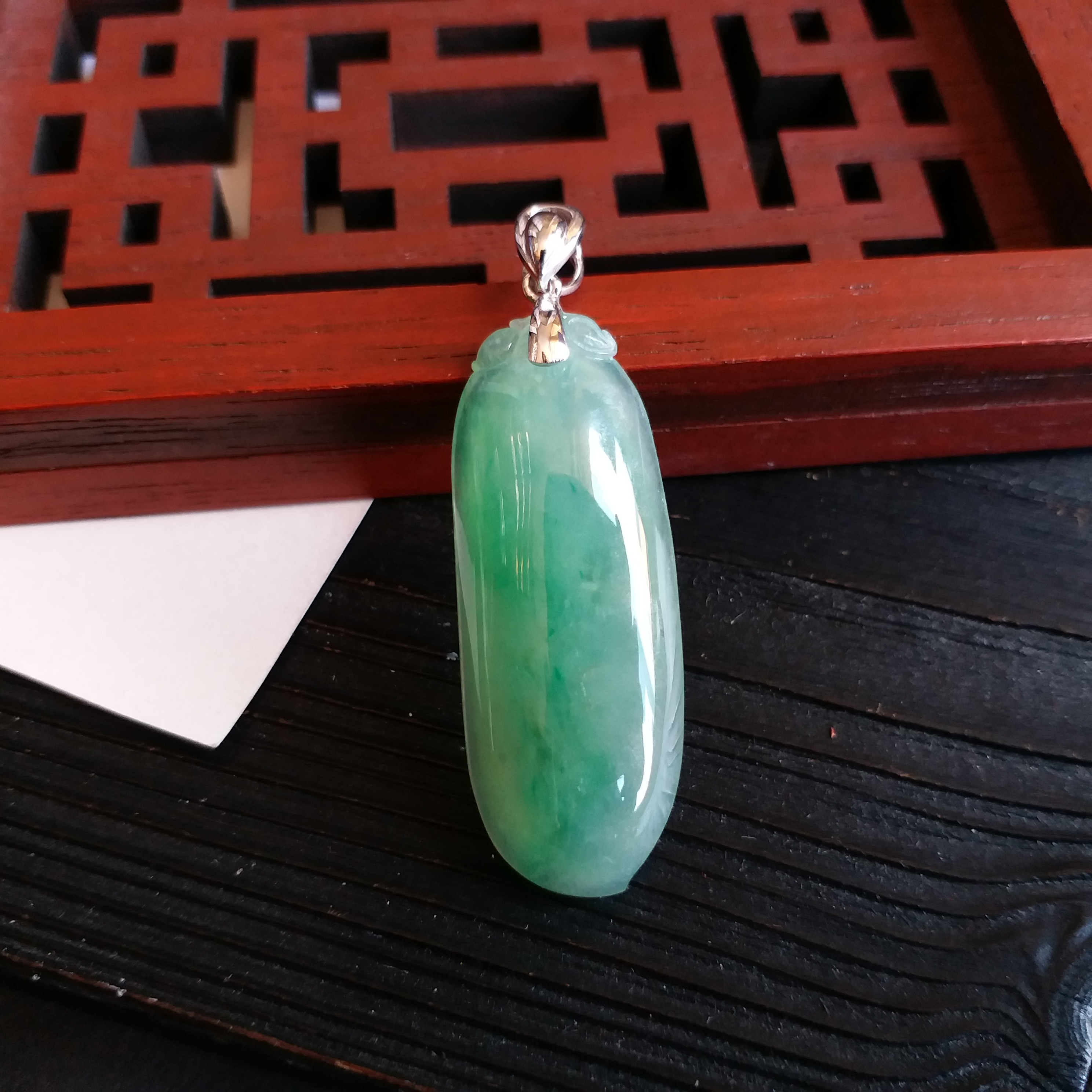 J1583 冰種飄綠福瓜+18K金扣吊墜