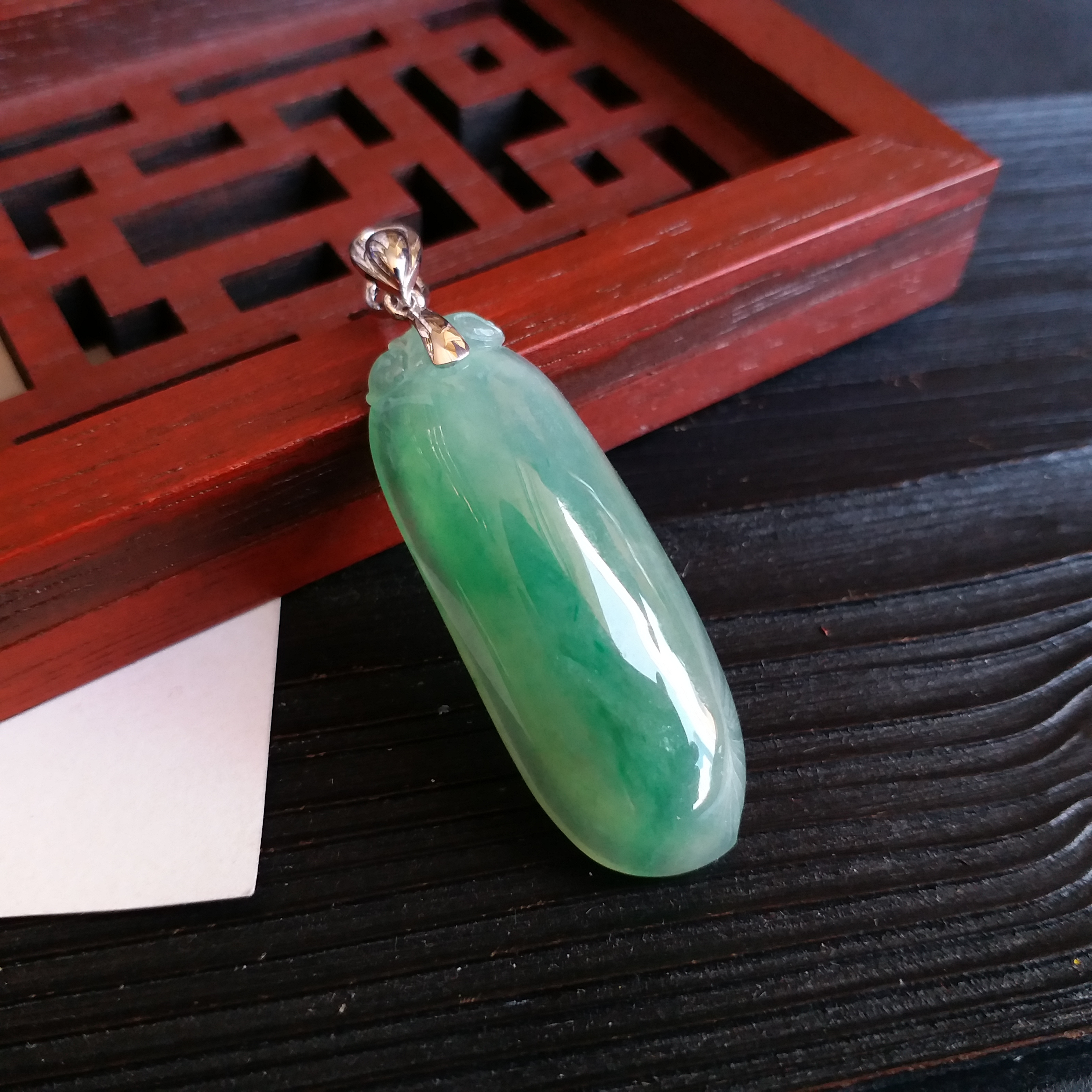 J1583 冰種飄綠福瓜+18K金扣吊墜