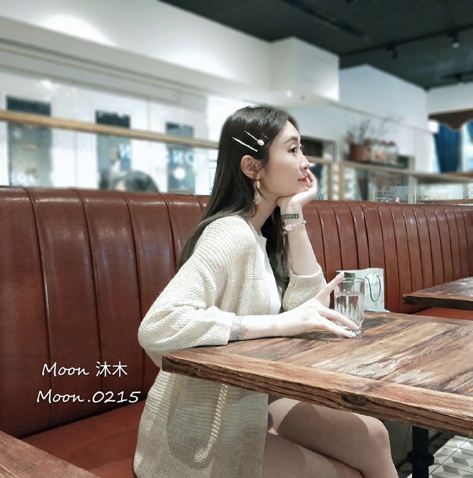 穿著針織外套喝杯下午茶