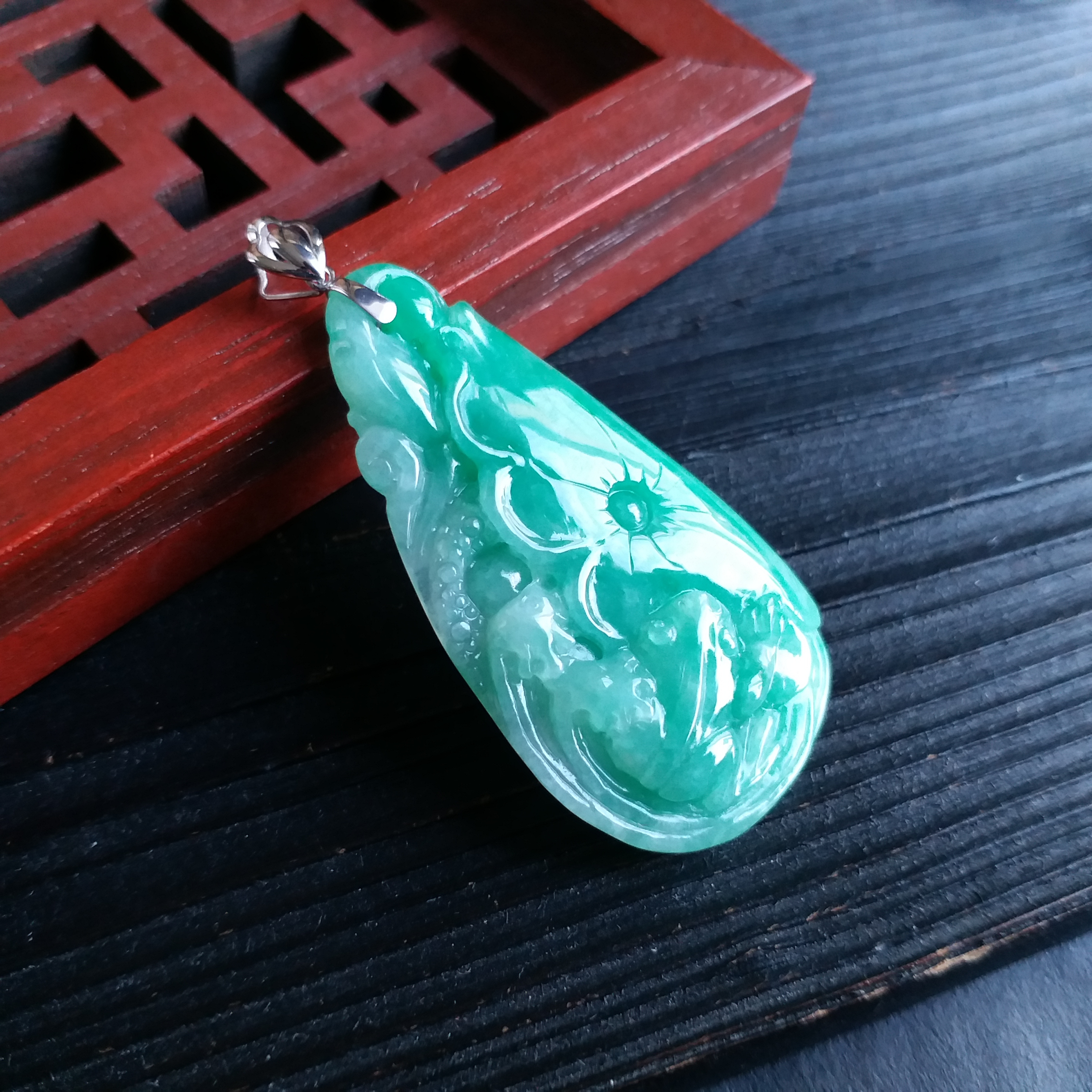 J1599 冰糯陽綠蓮葉金蟾+18K金扣吊墜