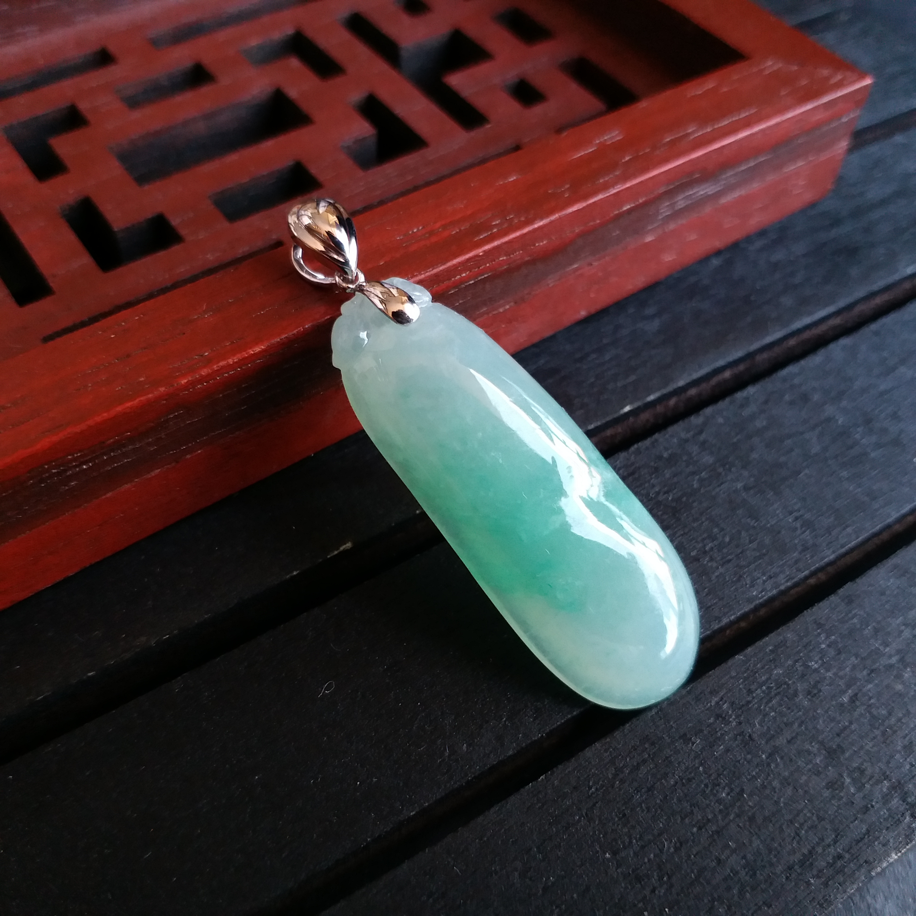 J1587 冰種飄綠福瓜+18K金扣吊墜