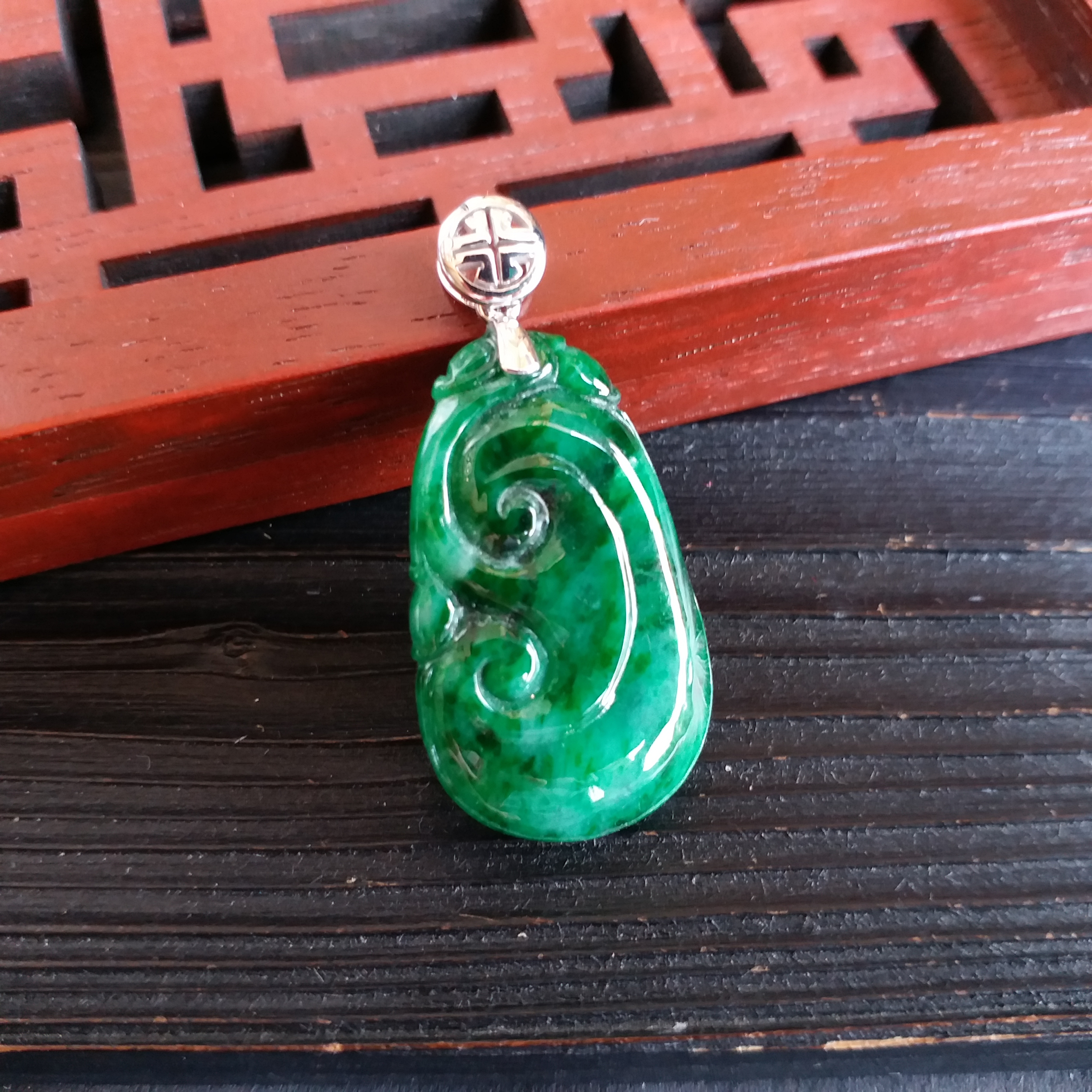 J1609 老坑冰糯滿綠如意+18K金扣吊墜