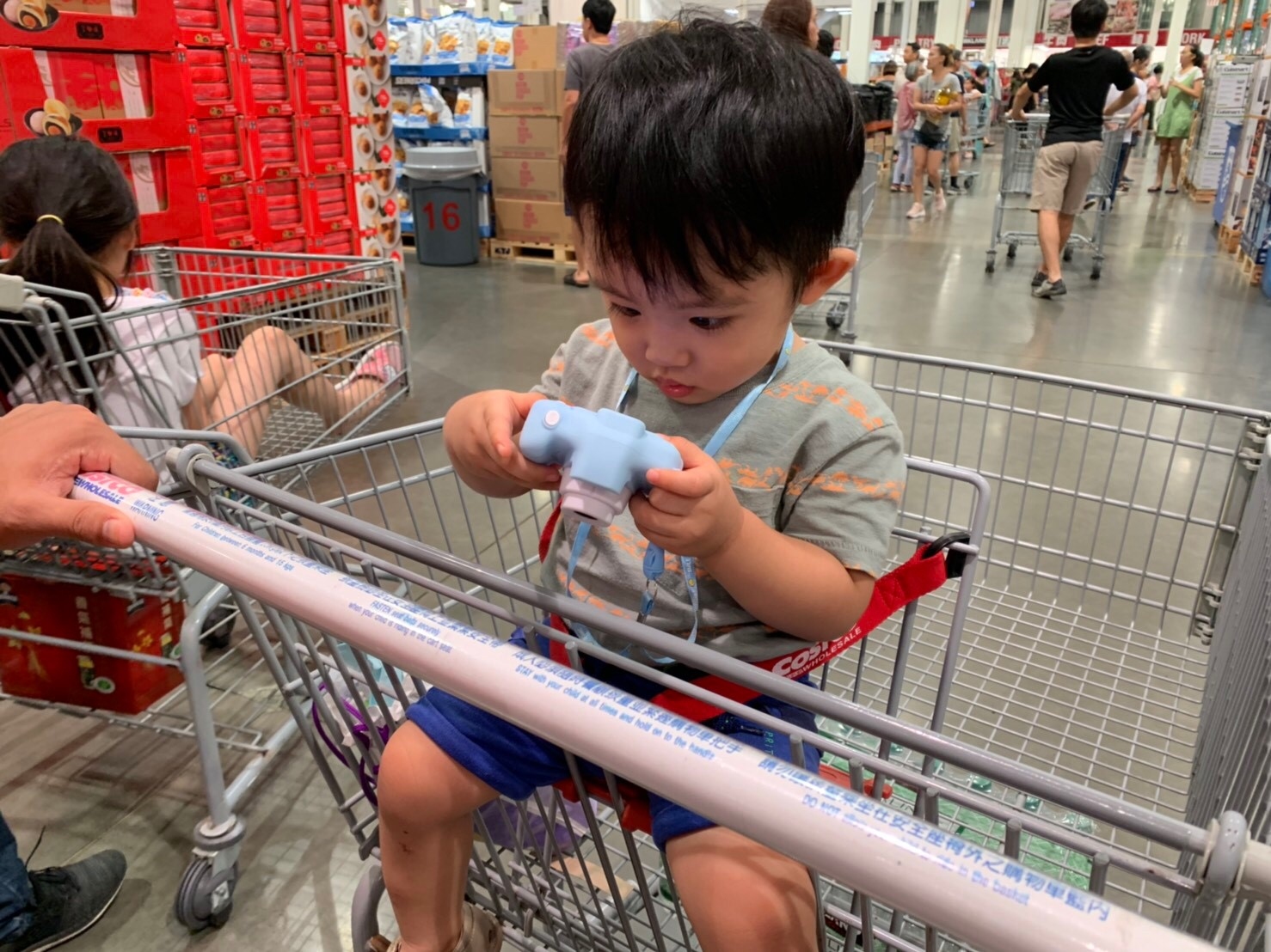 拿著玩具相機的小男孩