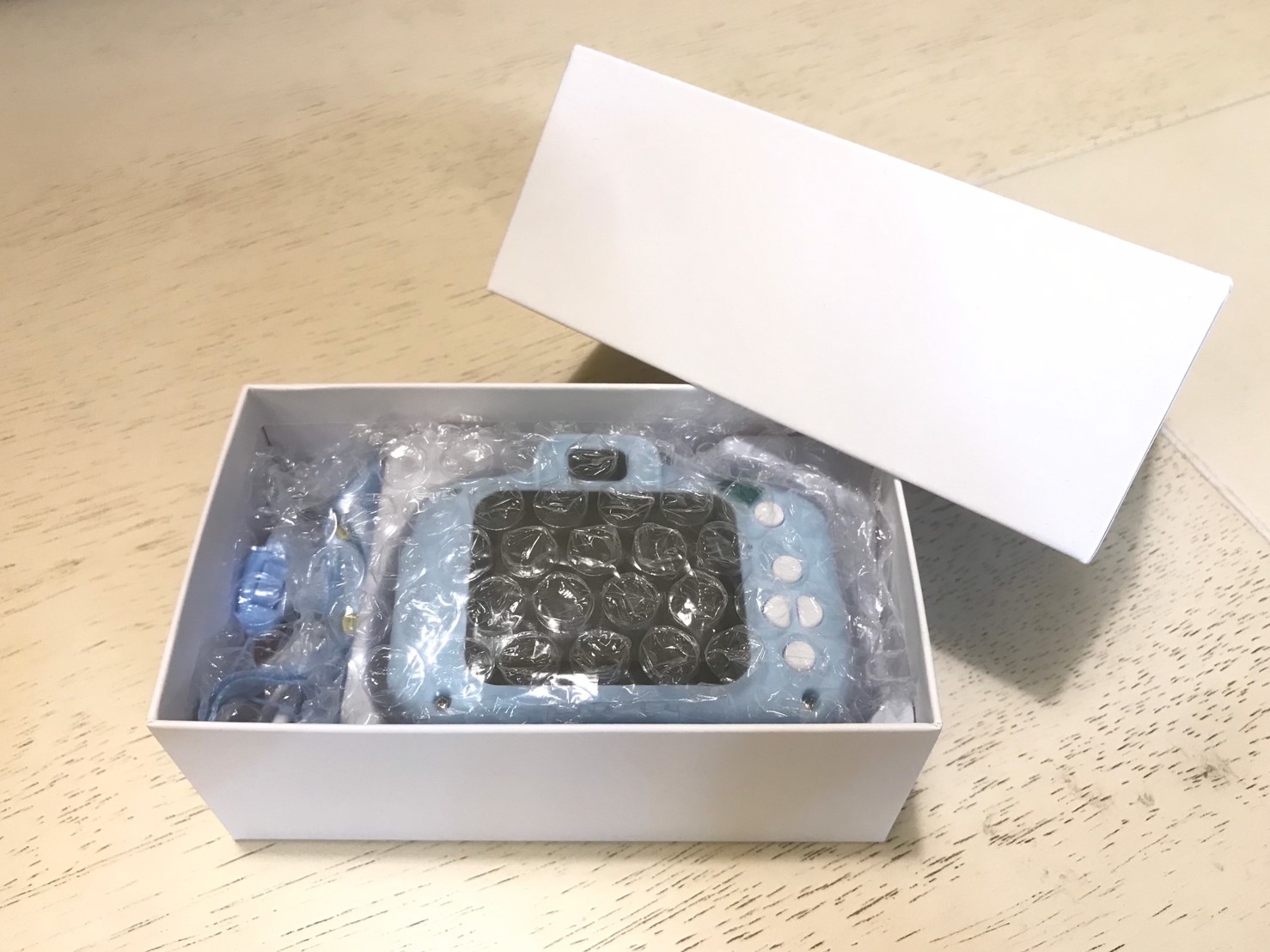 剛拆封的玩具相機