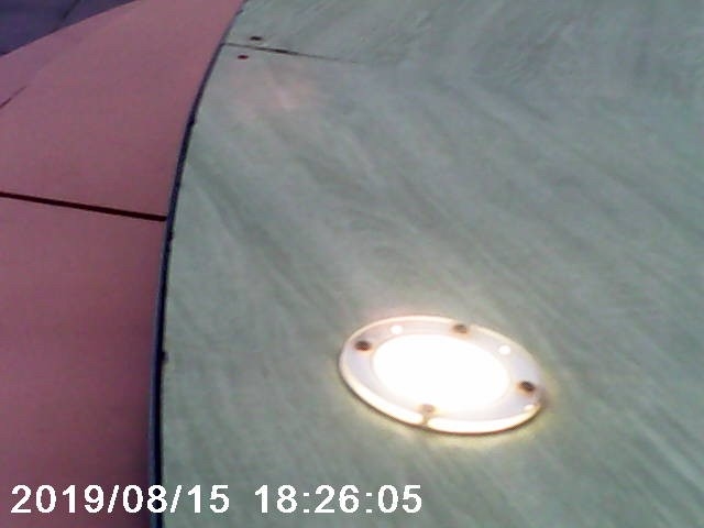 地板上有一個燈