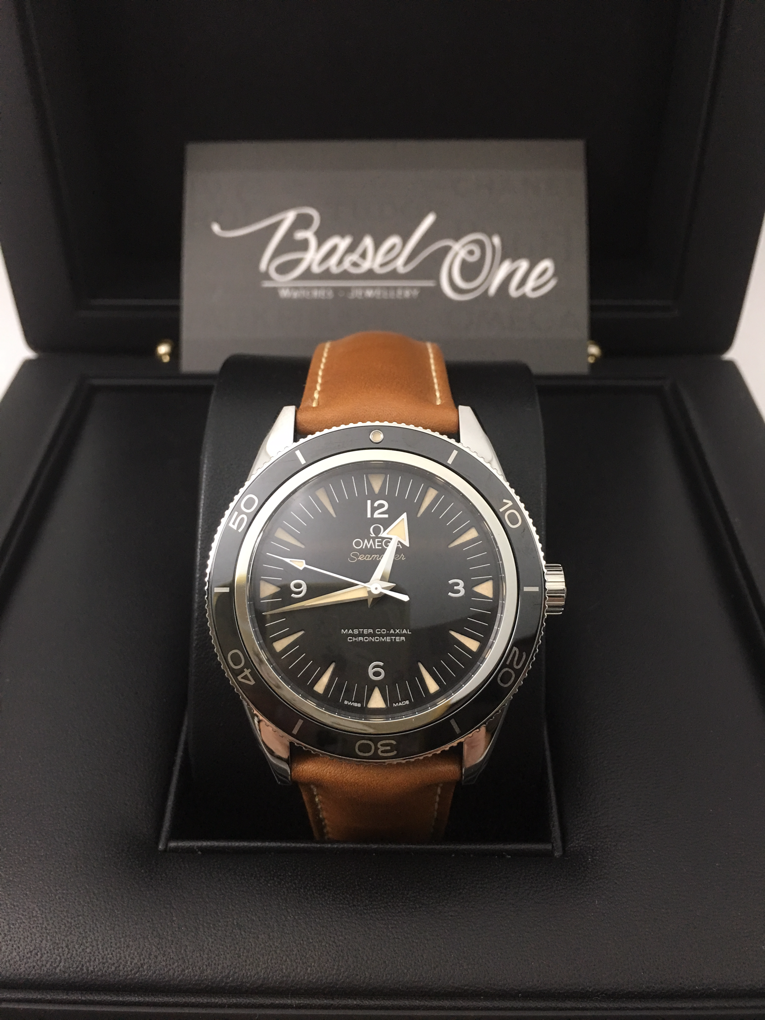 停產  OMEGA SEAMASTER 300 233.32.41.21.01.002 OMEGA MASTER CO‑AXIAL 41 MM BROWN LEATHER STRAP BLACK DIAL