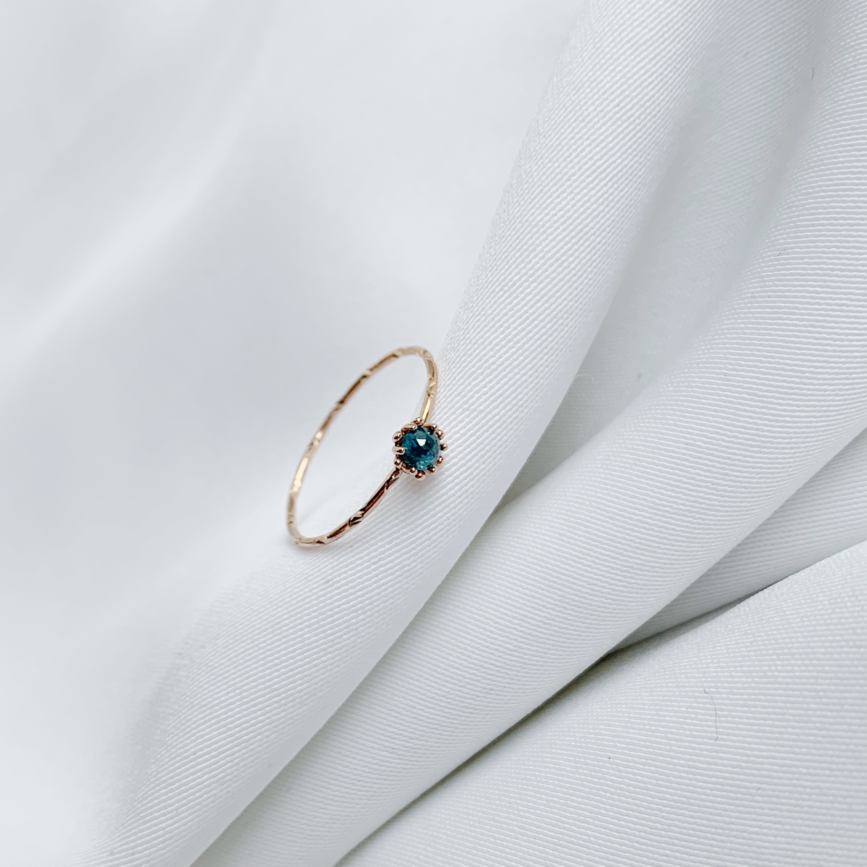 14k 10分煙花藍鑽原礦戒指