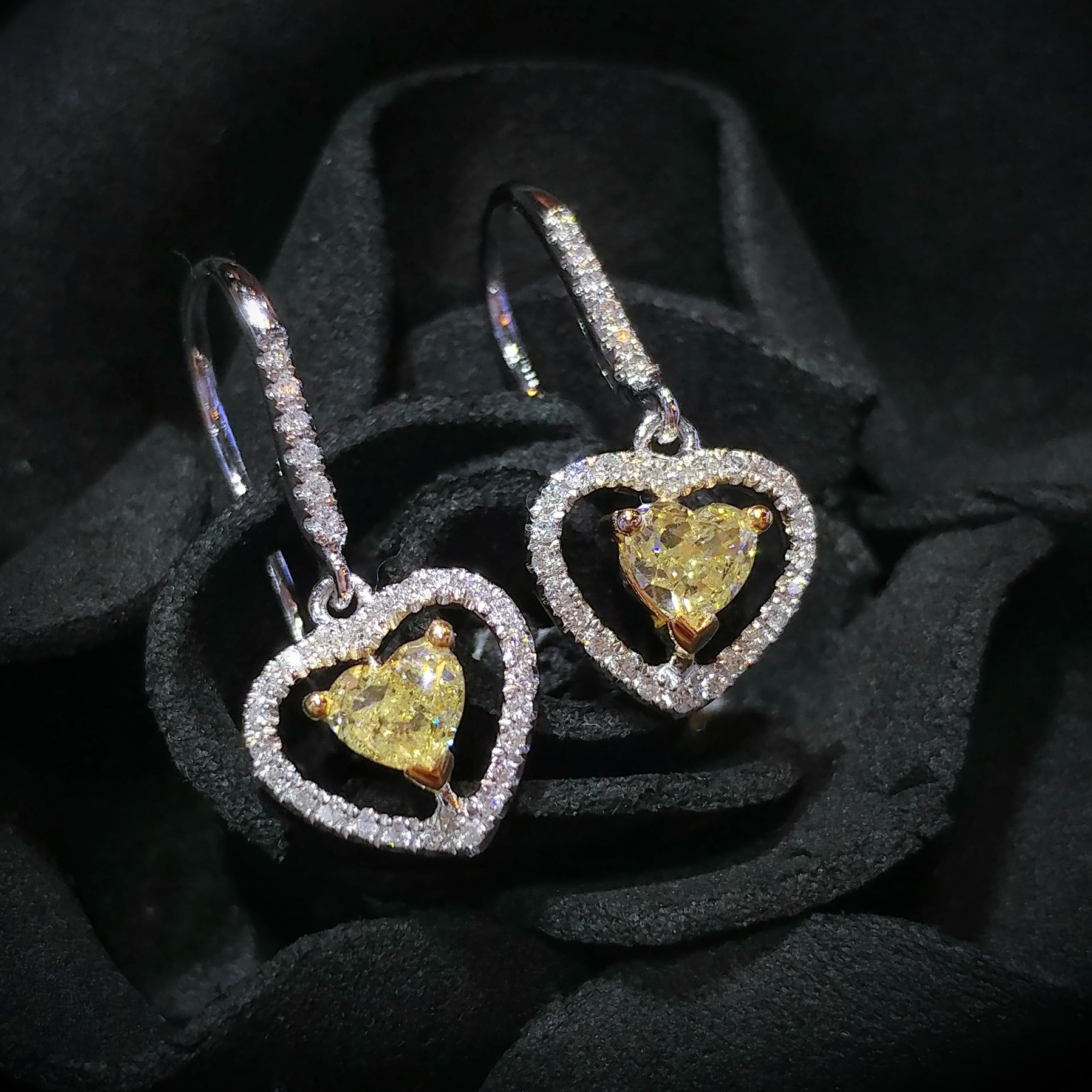 全新18K金【主石52份彩黃心形鑽石】配小鑽共67份鑽石吊耳環