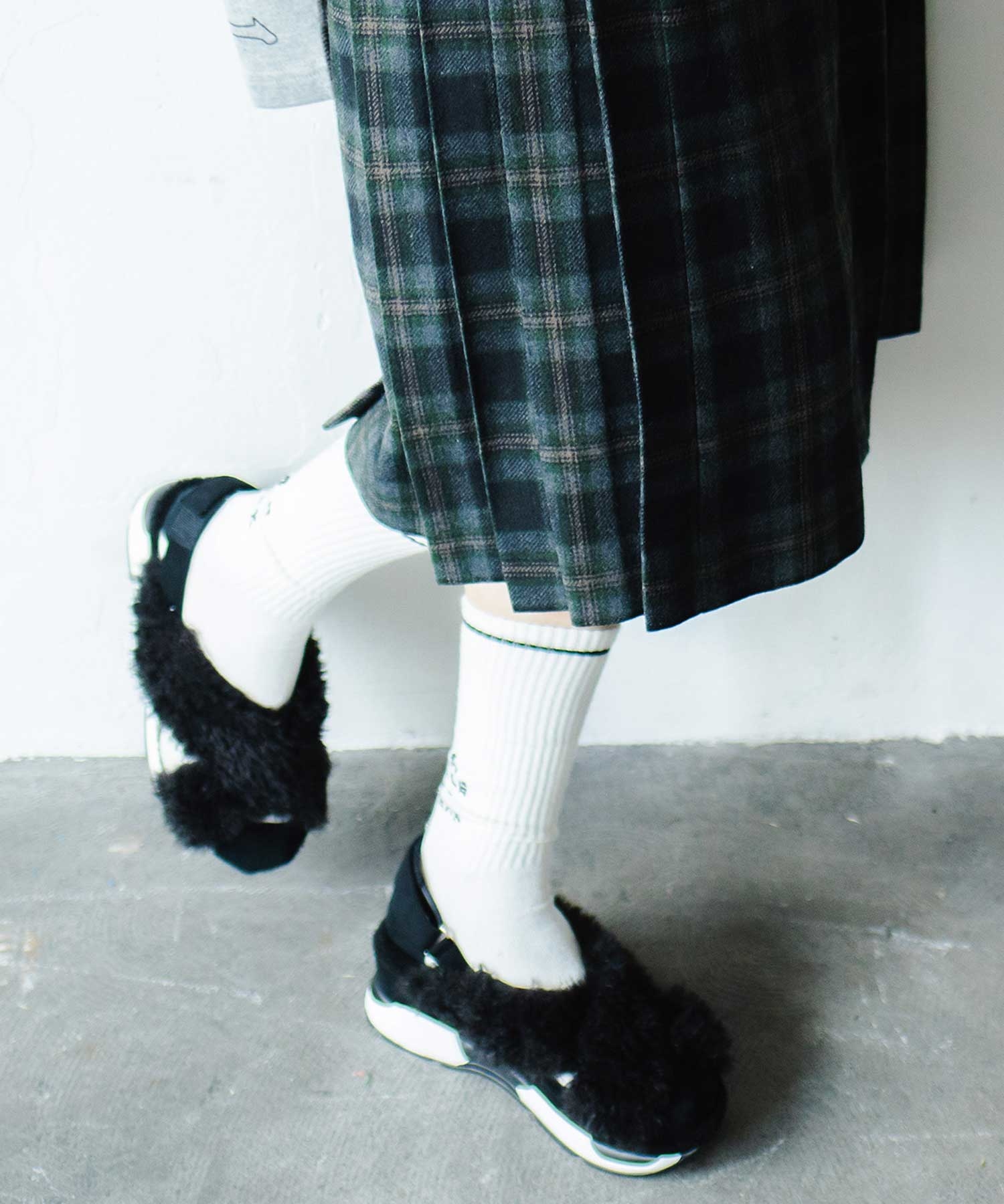 R.N.A. 毛毛厚底涼鞋