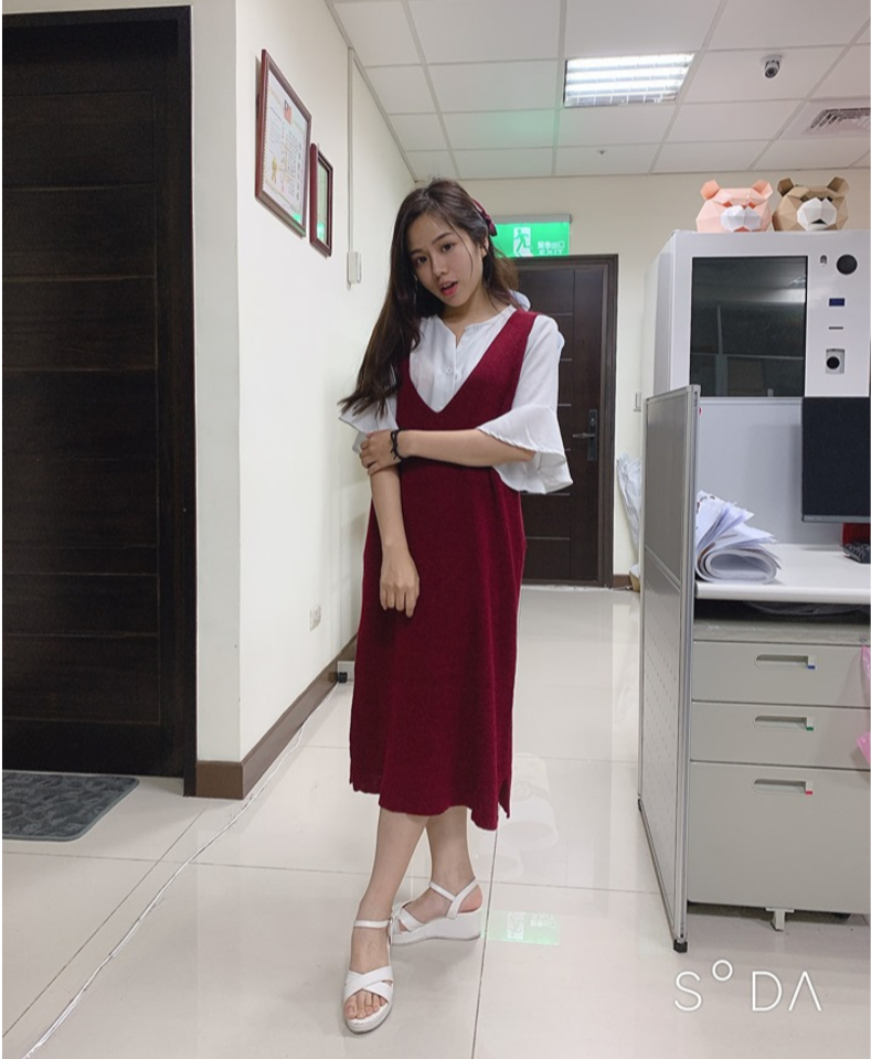 針織洋裝背心下擺小開岔設計