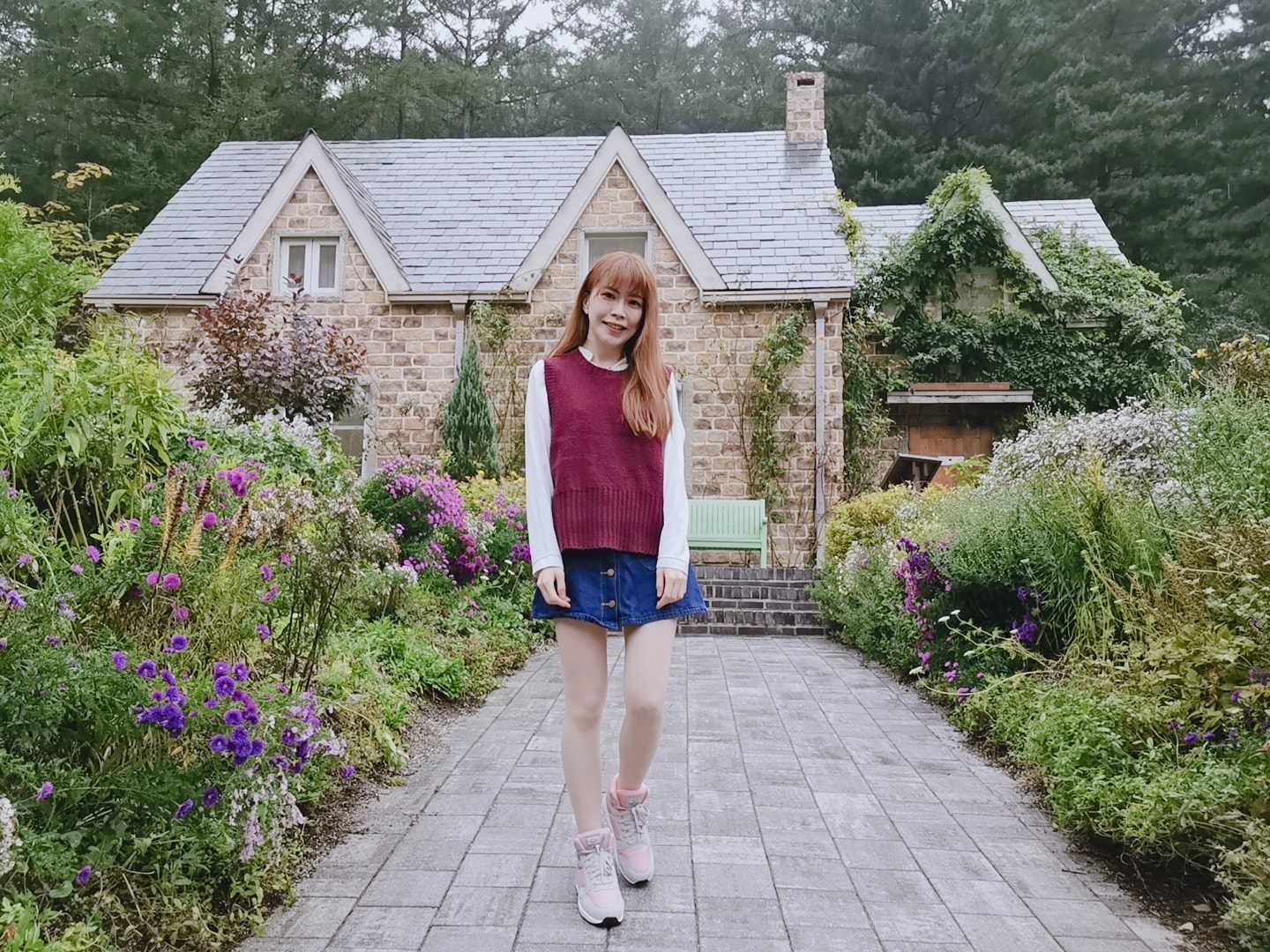 針織背心搭配牛仔短裙更有活力