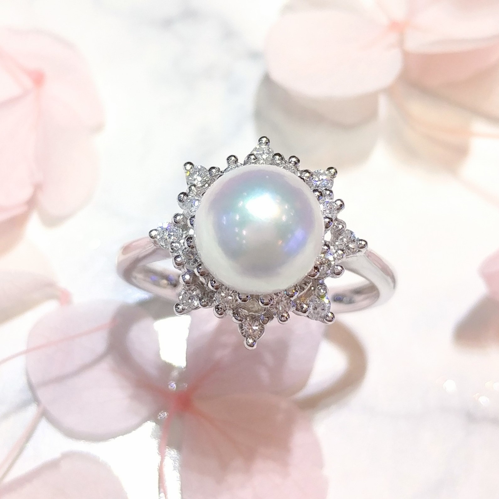 18K White Gold 0.23ct Diamond and Rearl Ring