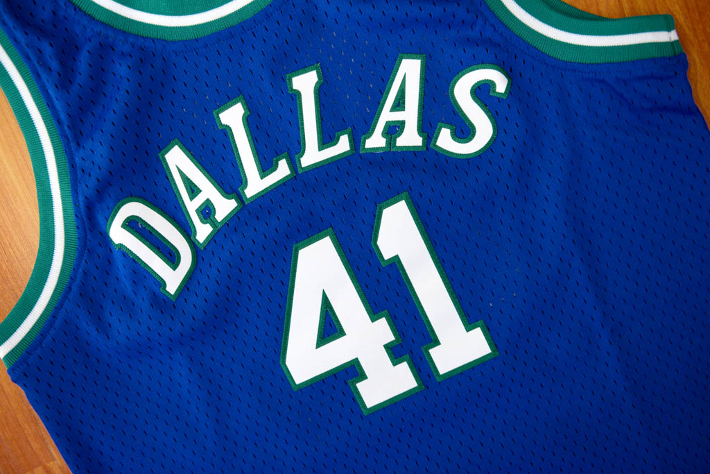 Mitchell & Ness 達拉斯獨行俠隊 Dirk Nowitzki 1998-1999 青年版 Swingman 球衣