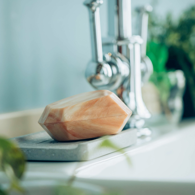 使用樟之物語肥皂洗澡 達成健康的清潔