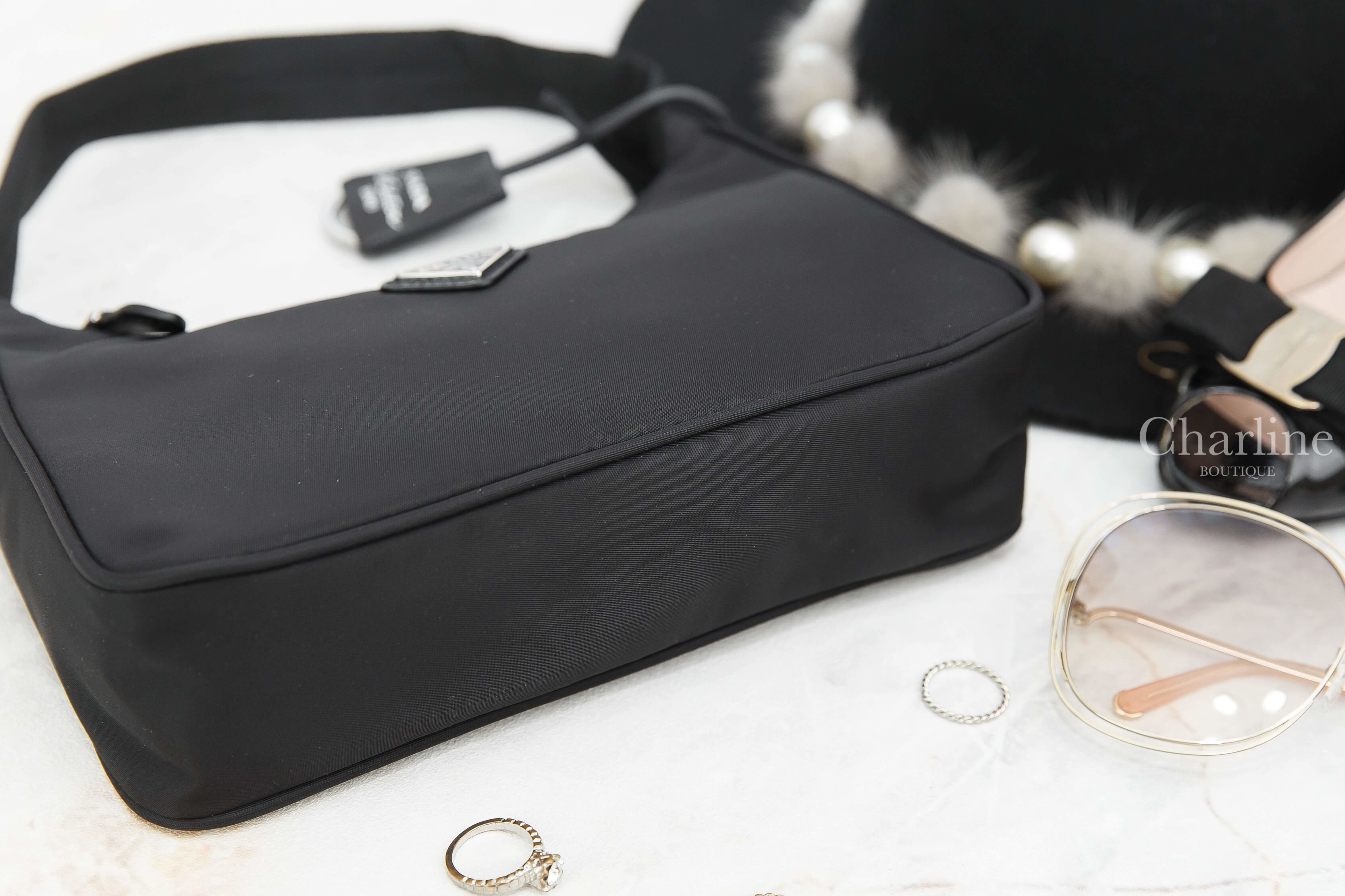 Prada Prada Re-edition 2000 Nylon Mini-bag 黑色三角銀字Logo布紋提把拉鍊尼龍手提肩背包-Charline Boutique 精品代購