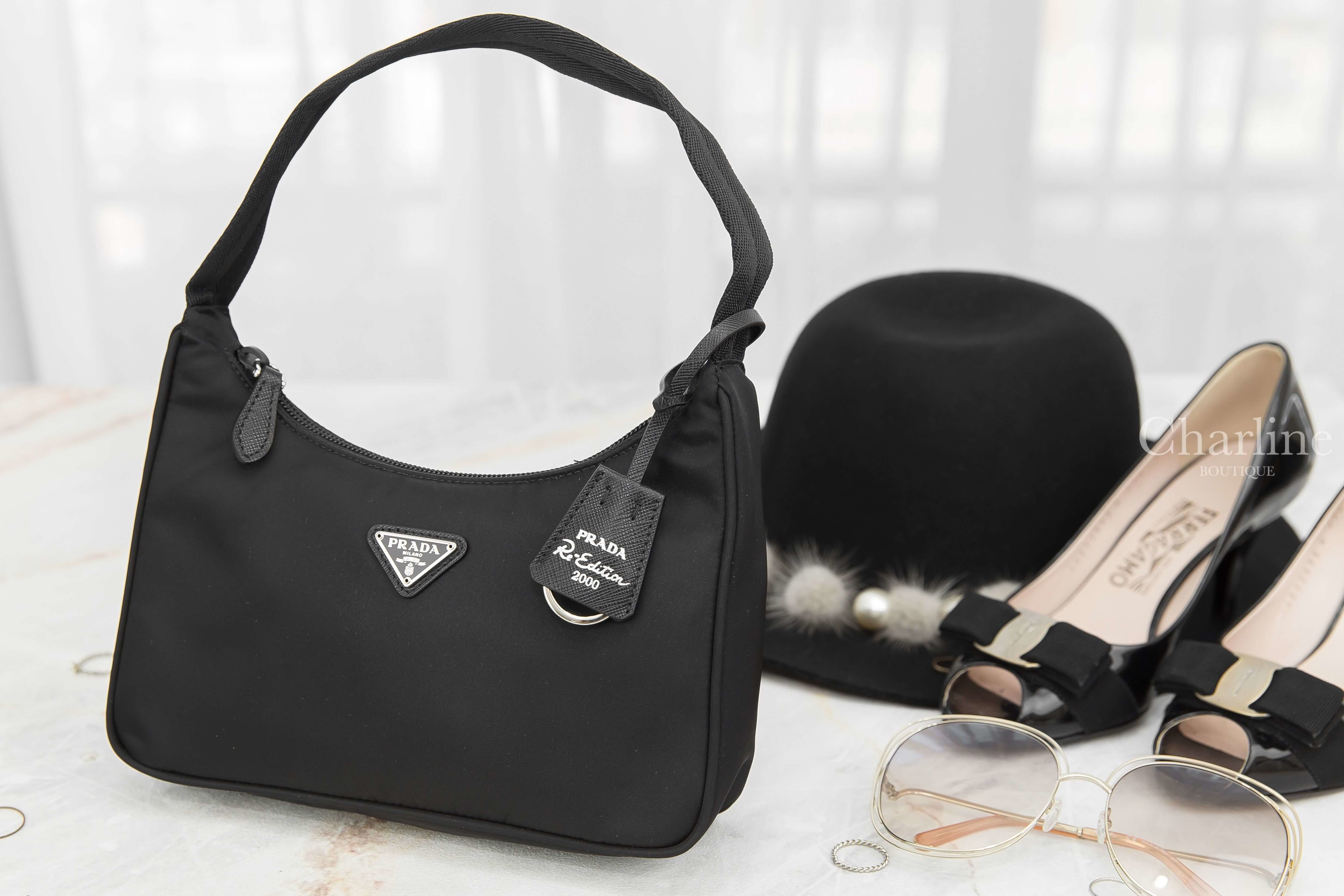 Prada Prada Re-edition 2000 Nylon Mini-bag 黑色三角銀字Logo布紋提把拉鍊尼龍手提肩背包-Charline Boutique 精品代購